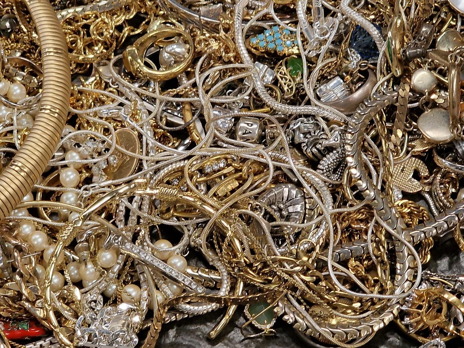 A box of costume jewellery to include gold and silver. - Image 4 of 4