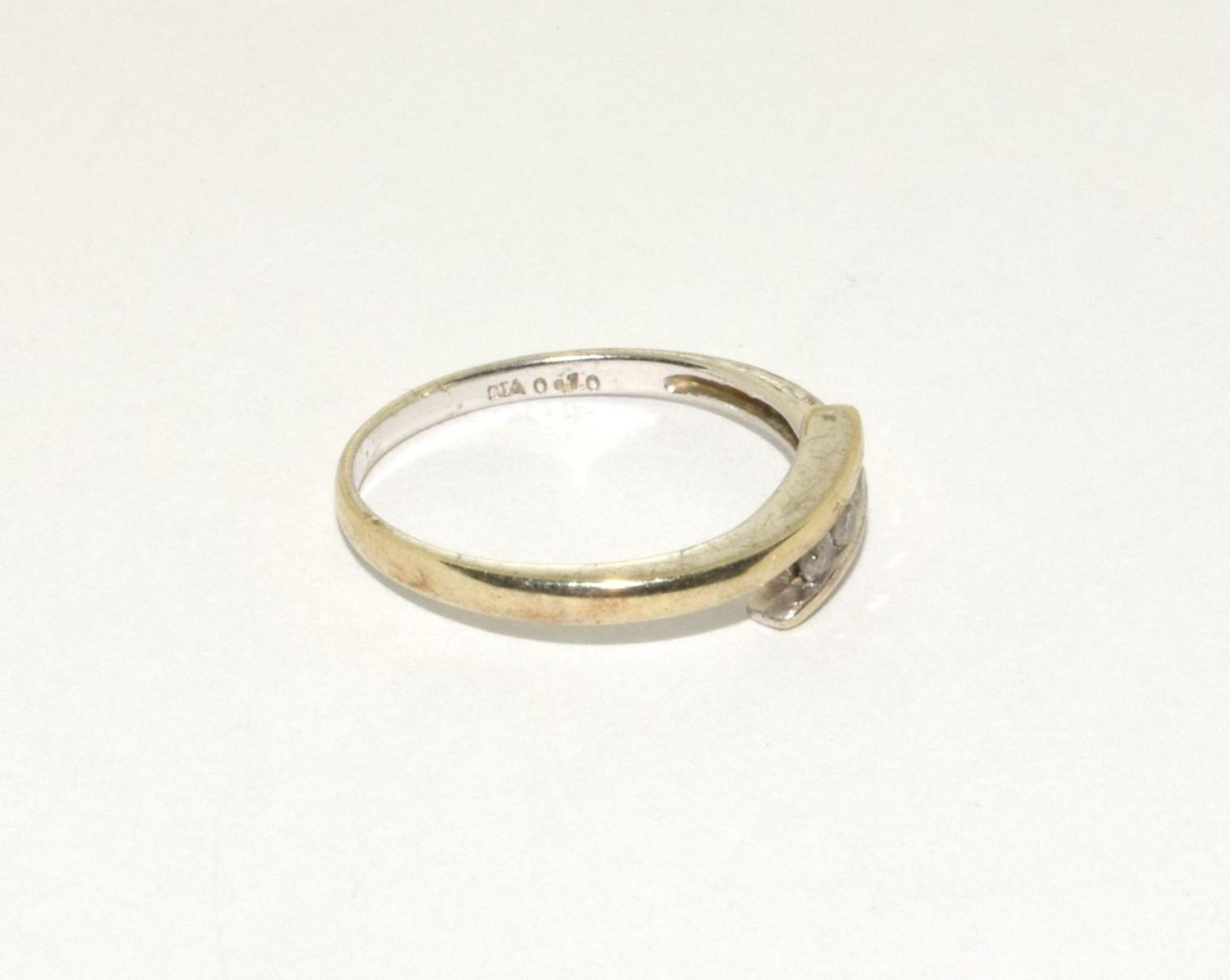 Diamond 3 stone 9ct gold ring Size O. - Image 4 of 5