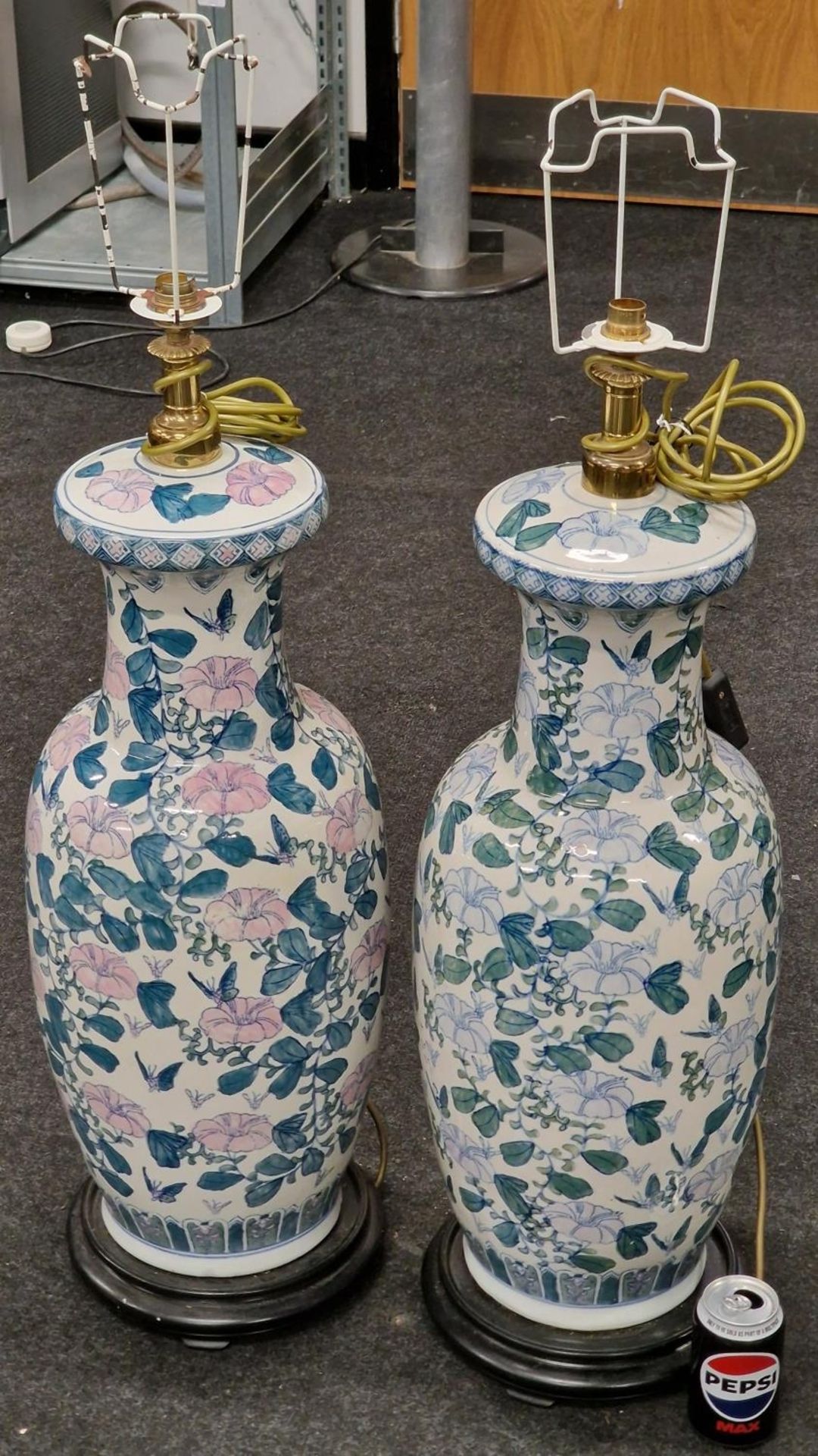 Pair of large Oriental bulbous shape patterned lamps on wooden bases. Each approx 80cm tall. - Image 5 of 5
