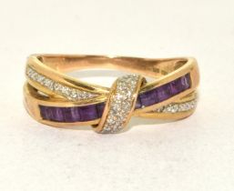 9ct gold ladies Diamond and amethyst twist ring Hall marked as diamond in ring size Q