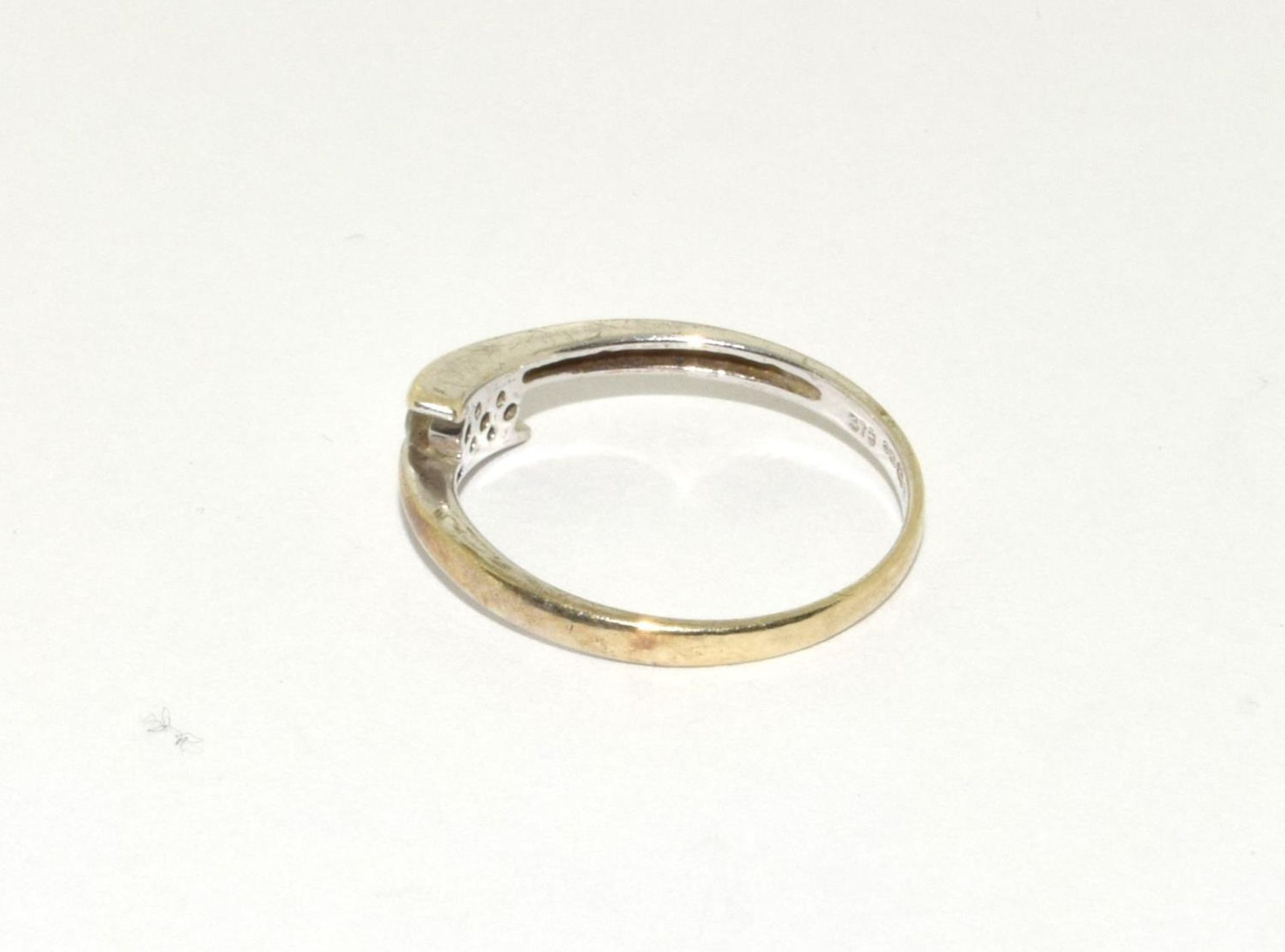 Diamond 3 stone 9ct gold ring Size O. - Image 2 of 5