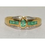 9ct gold ladies Diamond and emerald ring hallmarked Diamond in ring 2.9g size V