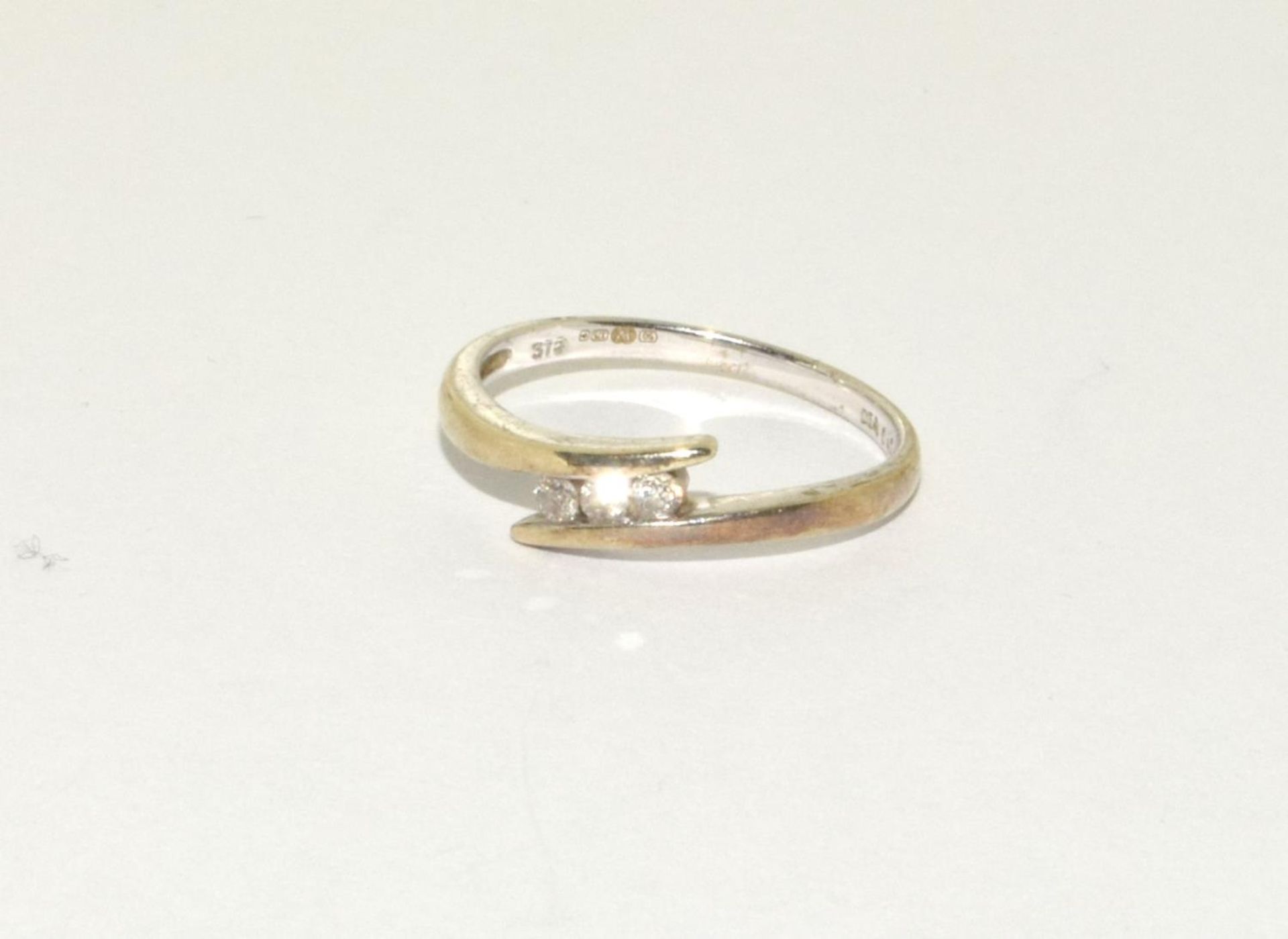 Diamond 3 stone 9ct gold ring Size O. - Image 5 of 5