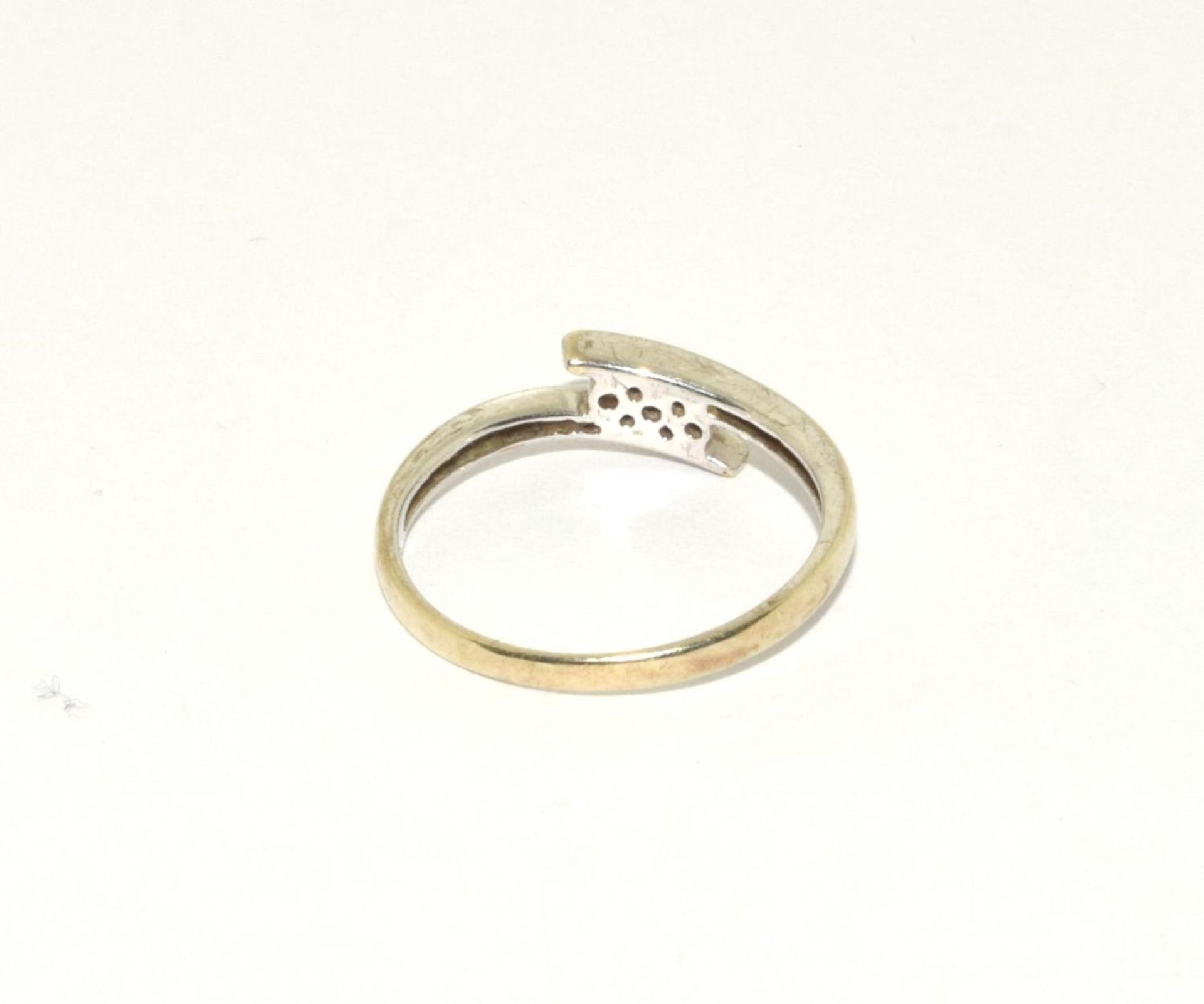 Diamond 3 stone 9ct gold ring Size O. - Image 3 of 5