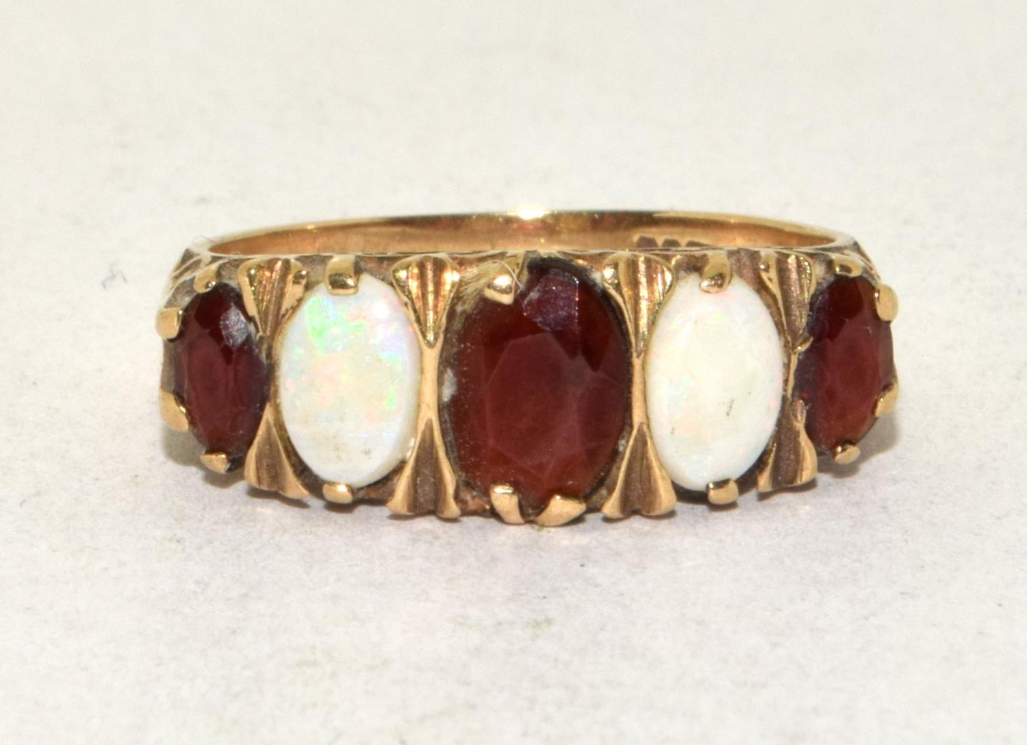 9ct gold ladies Vintage Opal and Garnet 5 stone ring 3.1g size O