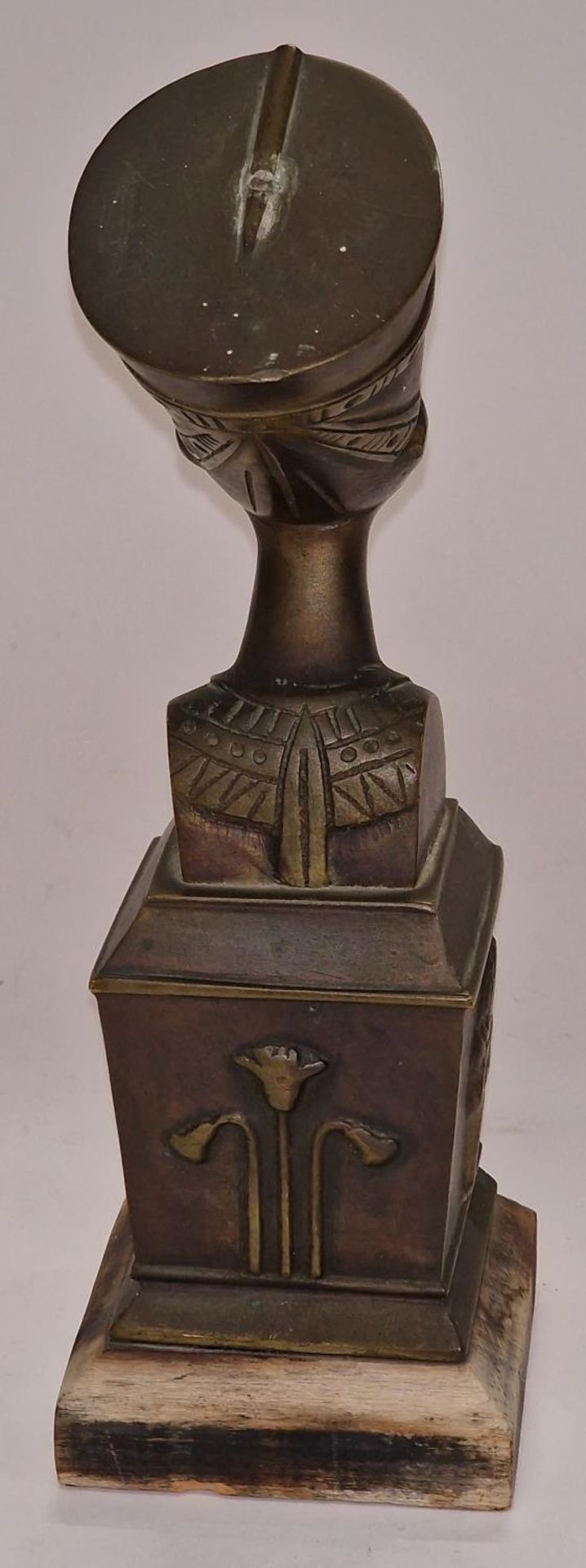 An early bronze bust of Nefertiti circa 1920/30. - Image 3 of 4