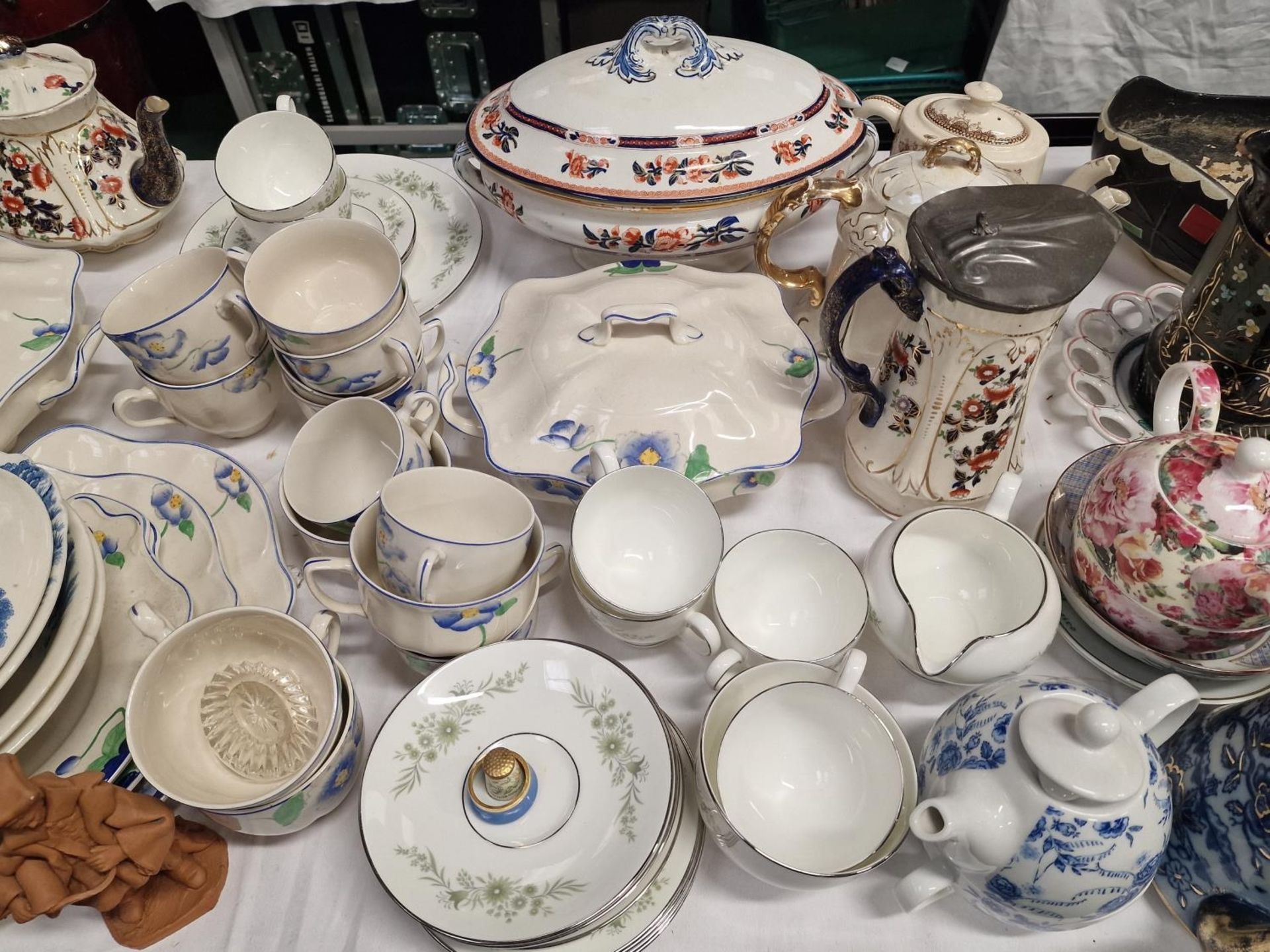Very large collection of miscellaneous chinaware items. - Image 3 of 4