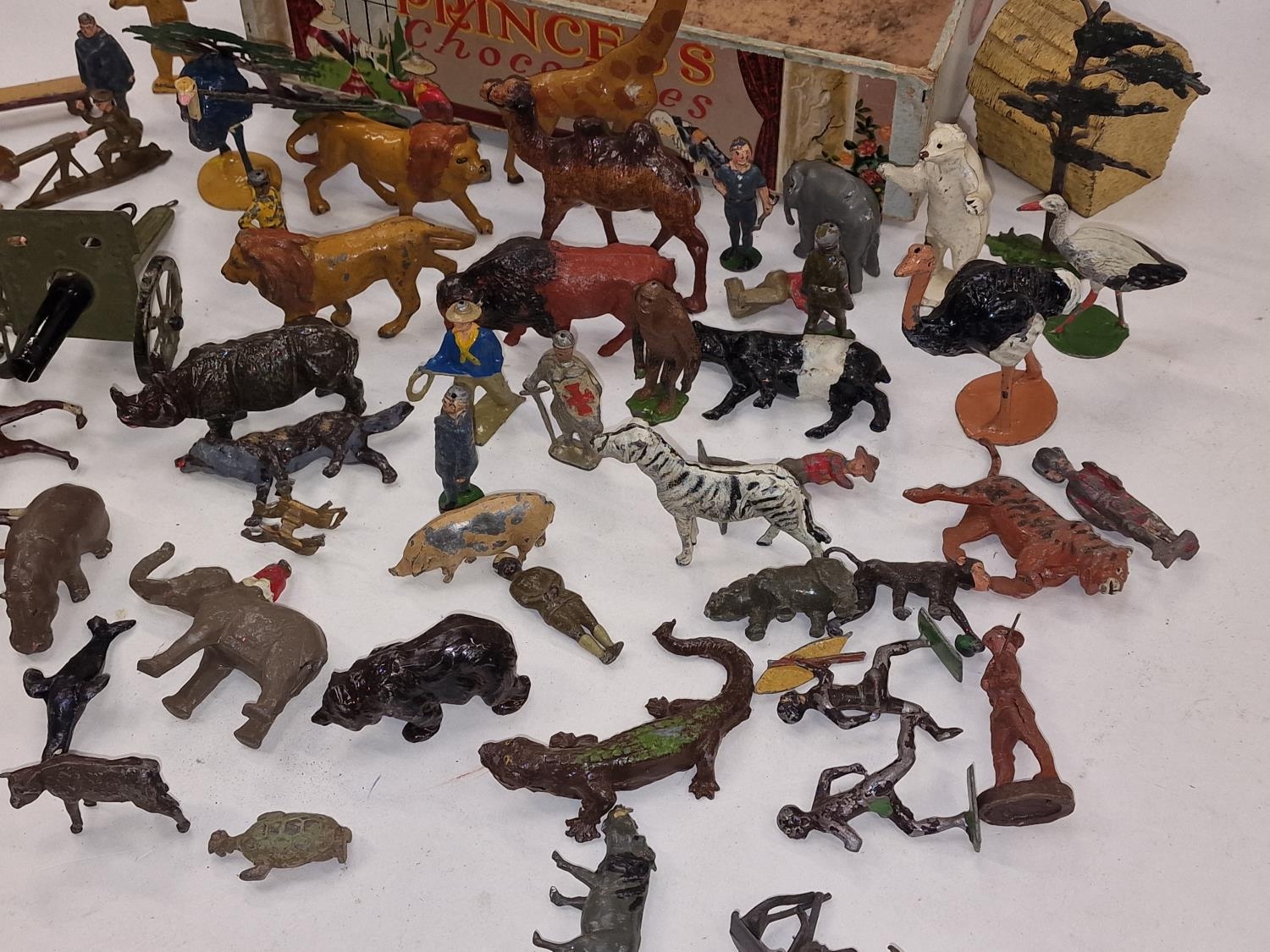 Box of vintage cast metal toy animals/soldiers to include Britain's - Image 3 of 5