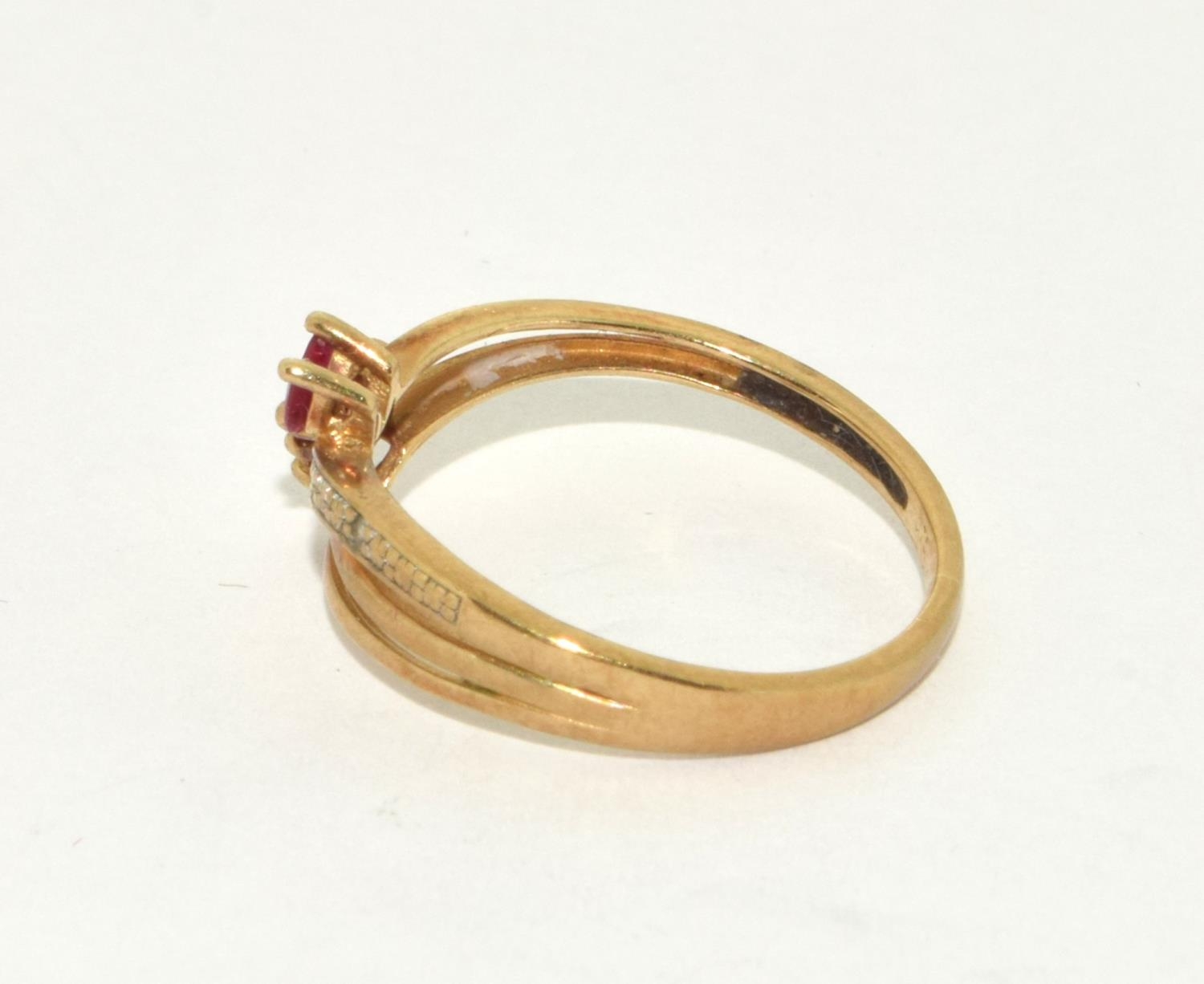 9ct gold ladies Ruby and Diamond chip ring in a leaf design size M - Image 2 of 5