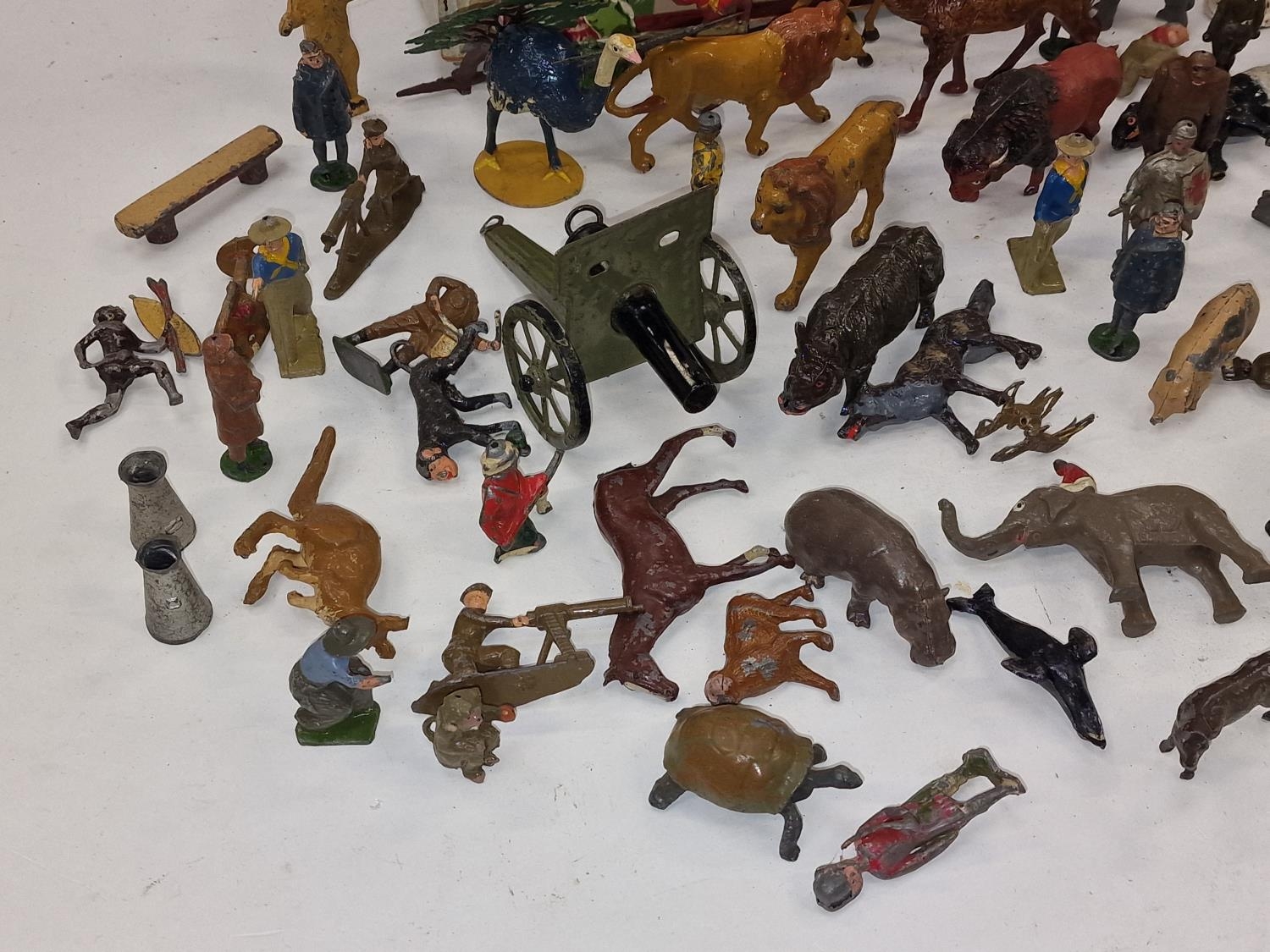 Box of vintage cast metal toy animals/soldiers to include Britain's - Image 2 of 5