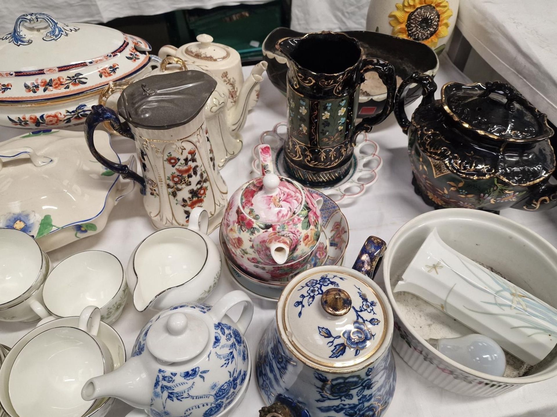 Very large collection of miscellaneous chinaware items. - Image 4 of 4