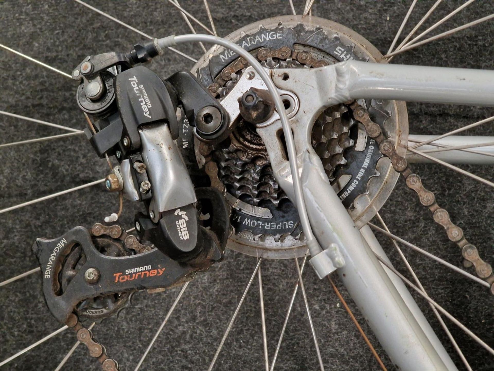 Giant CRS bicycle having 21 gears with Shimano gear change, in clean condition - Image 3 of 3
