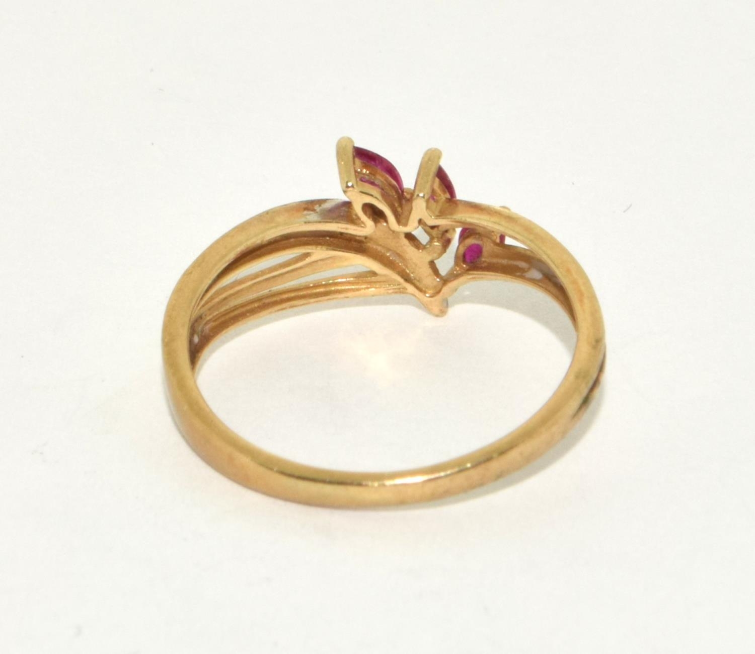 9ct gold ladies Ruby and Diamond chip ring in a leaf design size M - Image 3 of 5