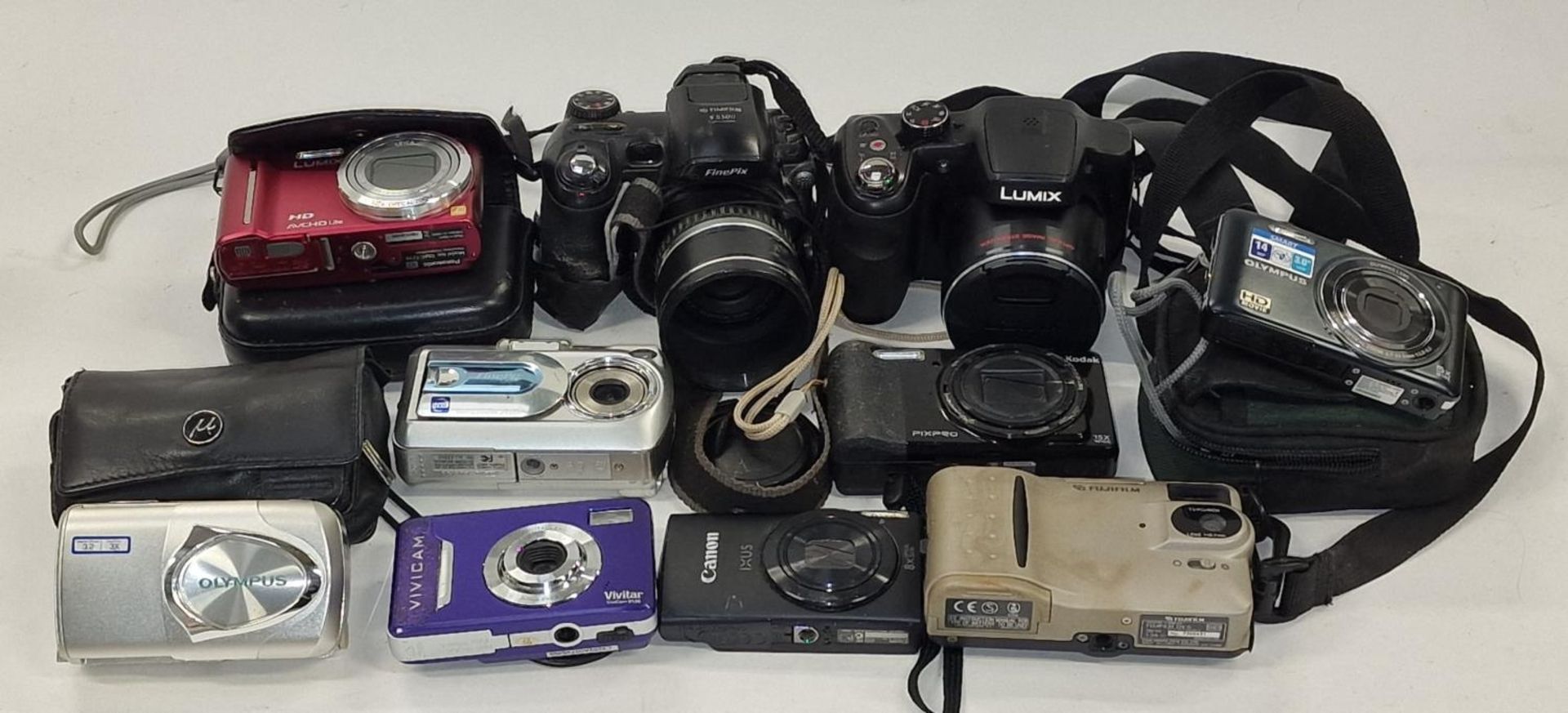 Collection of digital cameras to include vintage and modern examples. Not tested.
