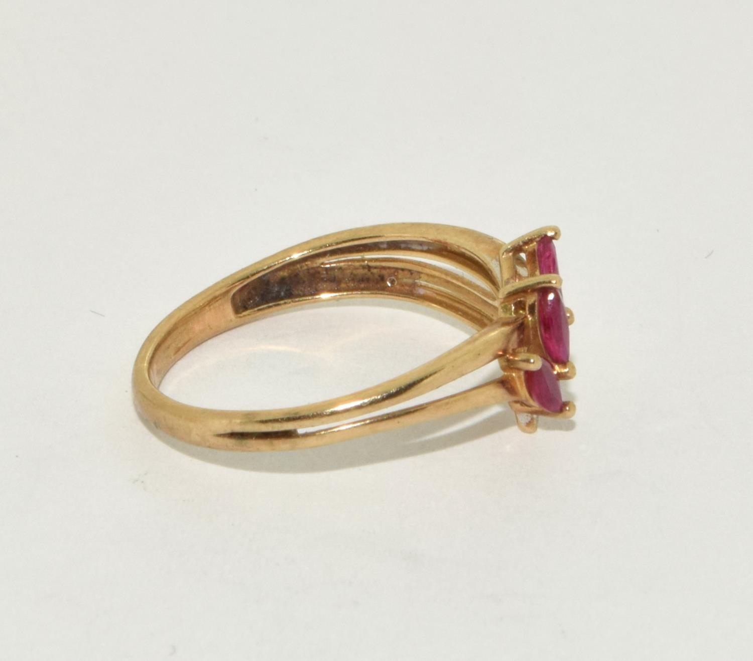 9ct gold ladies Ruby and Diamond chip ring in a leaf design size M - Image 4 of 5
