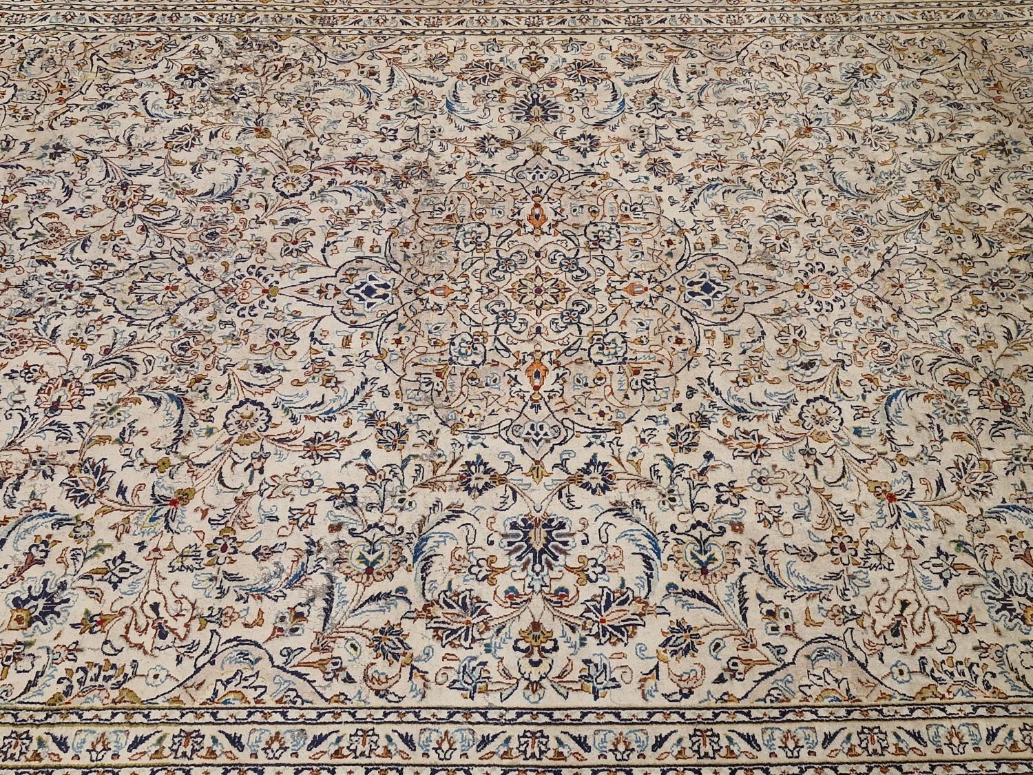 Very large room size beige patterned carpet 430x292cm. - Image 2 of 5