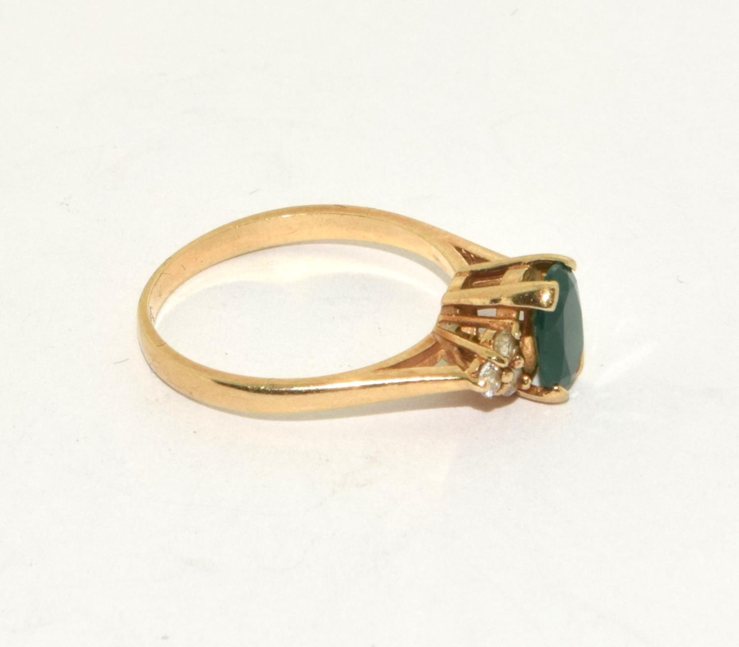 9ct gold ladies Emerald oblong faced ring size O - Image 4 of 5