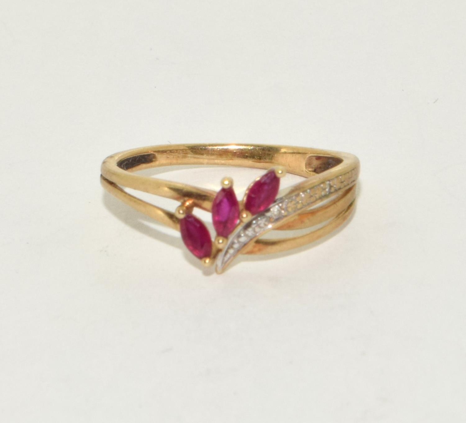 9ct gold ladies Ruby and Diamond chip ring in a leaf design size M - Image 5 of 5