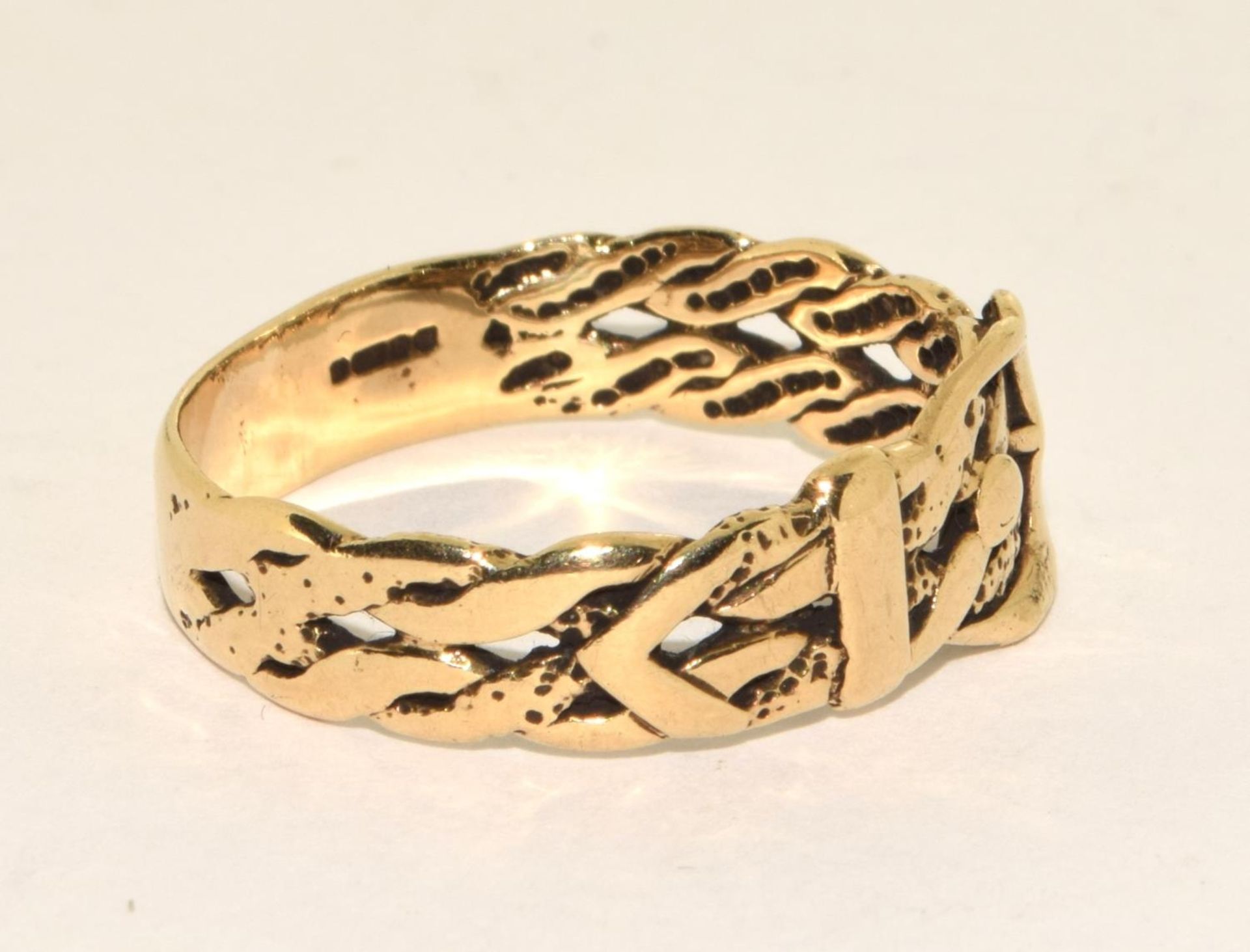 9ct gold gents buckle ring 3.8g size X - Image 4 of 5