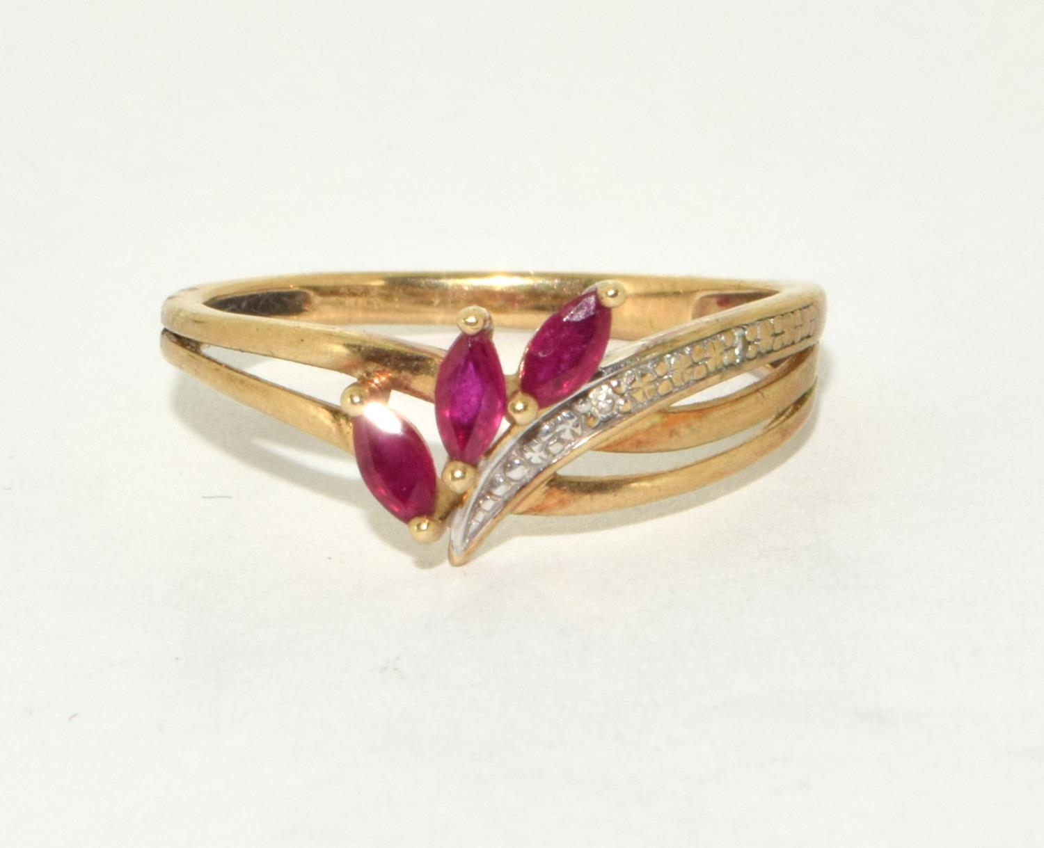 9ct gold ladies Ruby and Diamond chip ring in a leaf design size M