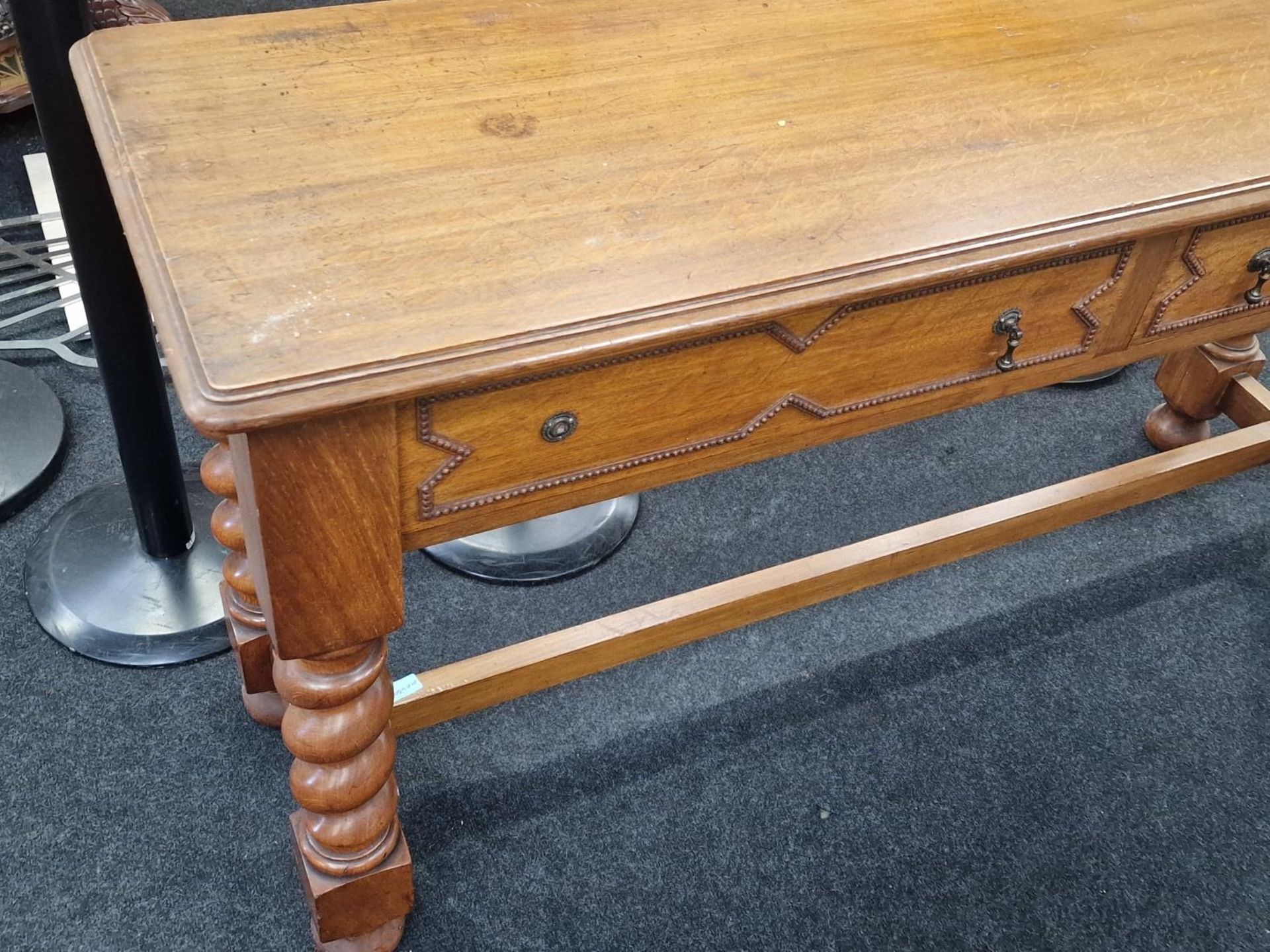 Large Mahogany Victorian hall console table standing on barley twist supports 80x150x45cm - Image 2 of 3