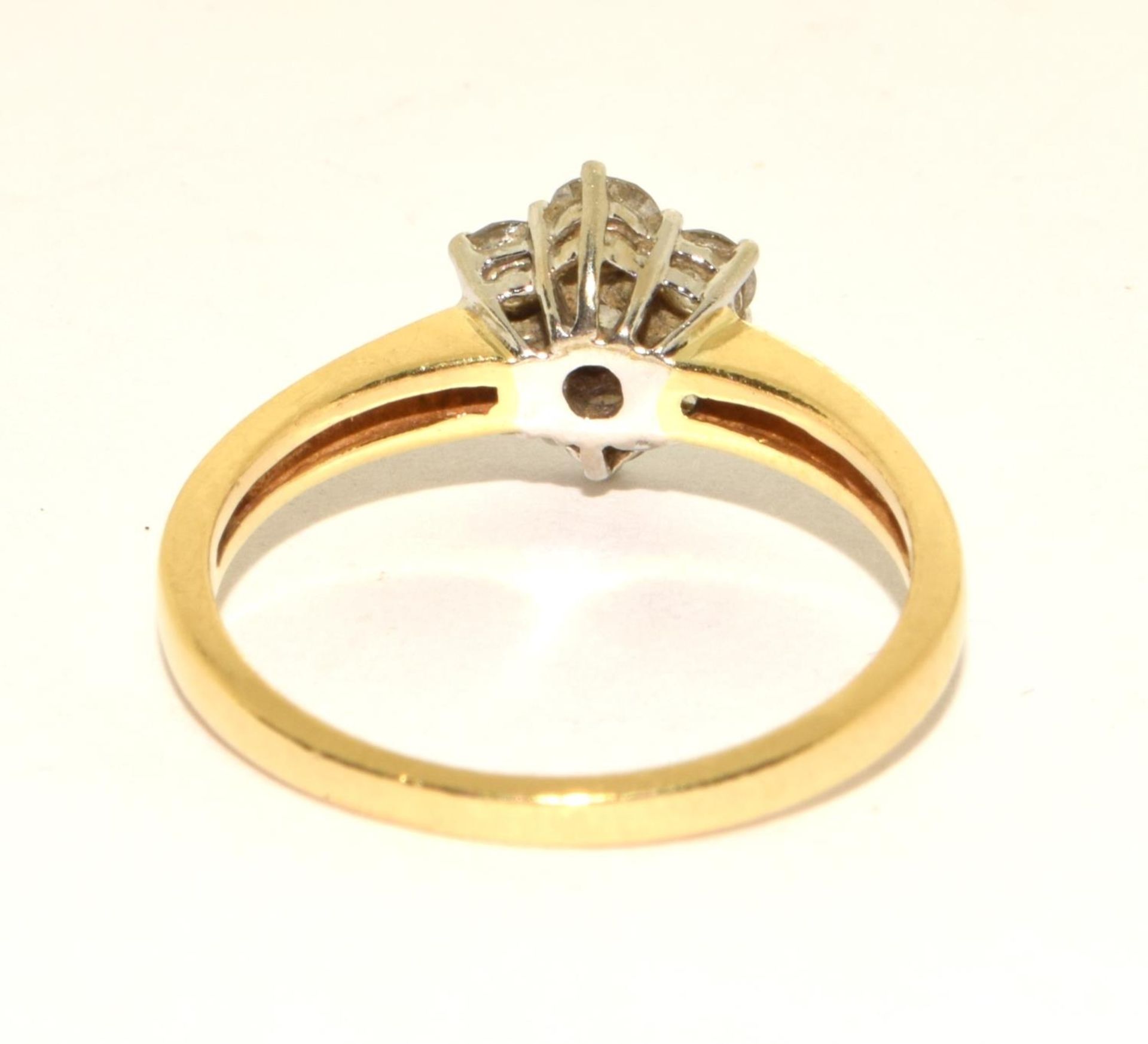 Diamond Daisy ring approx 0.33pionts in 18ct gold 3.3g size P - Image 3 of 5