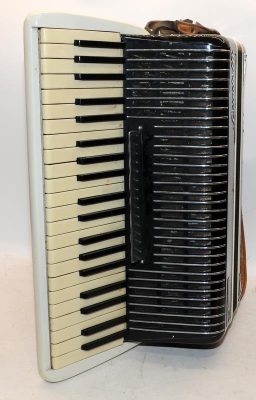 Vintage Scandalli Symphony Four Piano Accordion in original fitted case - Image 3 of 6
