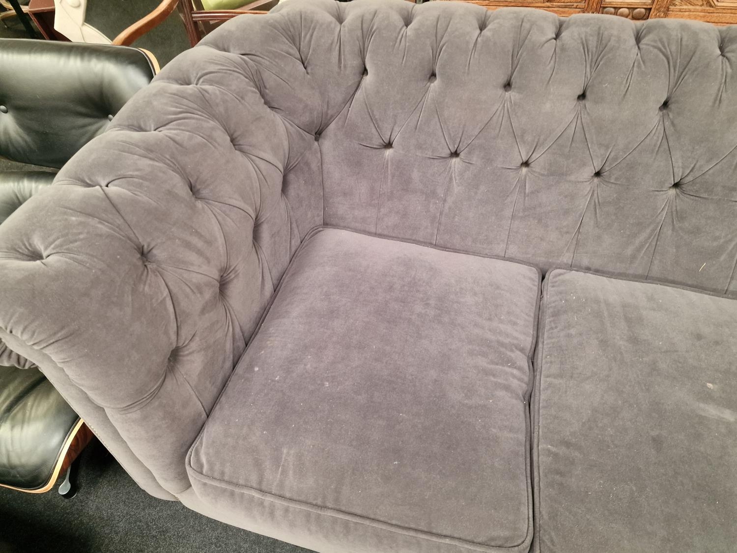 A superb 6+ seater button back chesterfield sofa covered in a grey velour material 90x350x100cm - Image 3 of 4