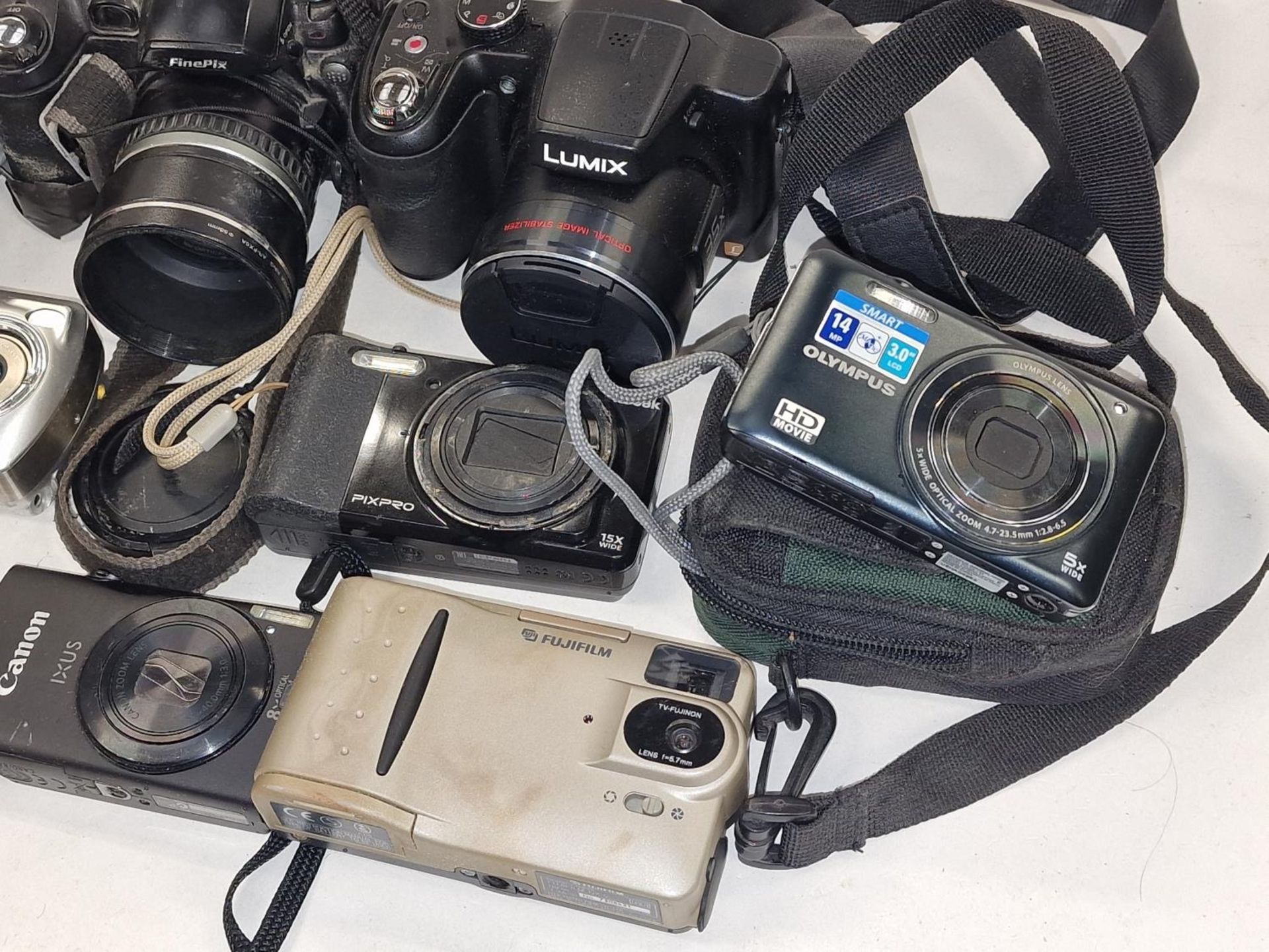 Collection of digital cameras to include vintage and modern examples. Not tested. - Image 3 of 3