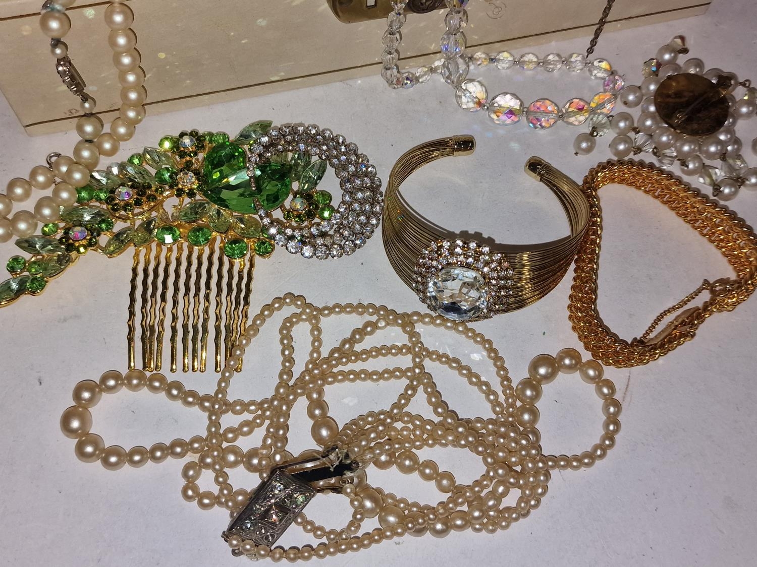 Collection of vintage costume jewellery in a box - Image 3 of 3