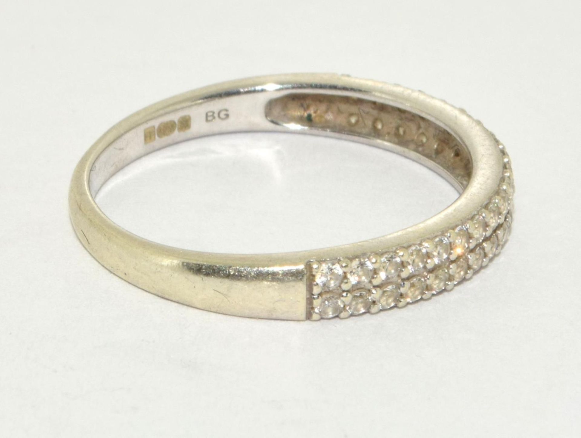 9ct white gold twin band 1/2 eternity ring size P - Image 4 of 5