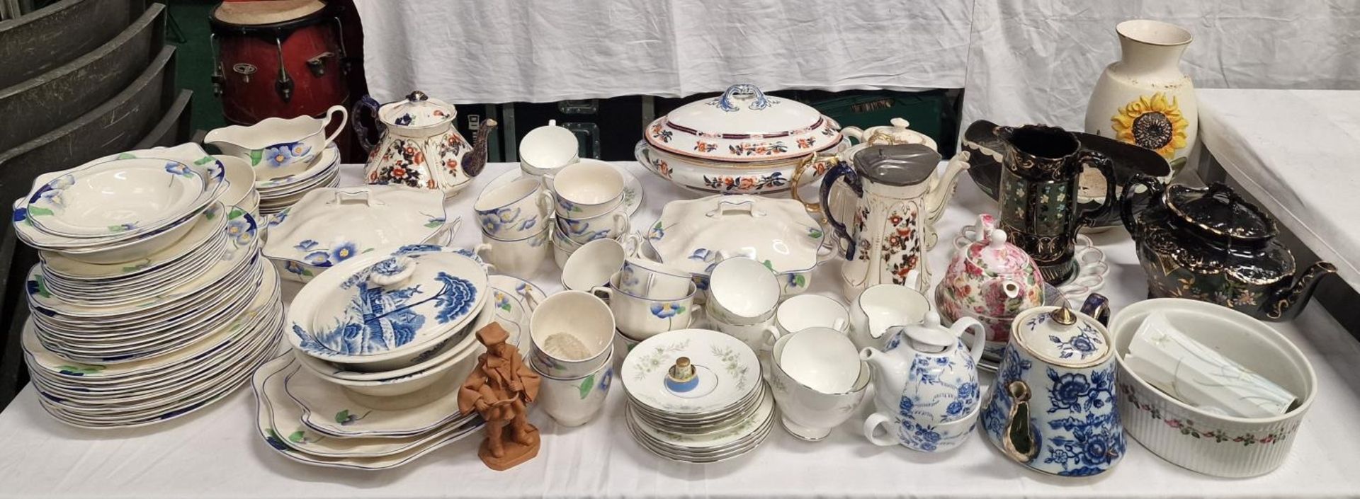 Very large collection of miscellaneous chinaware items.