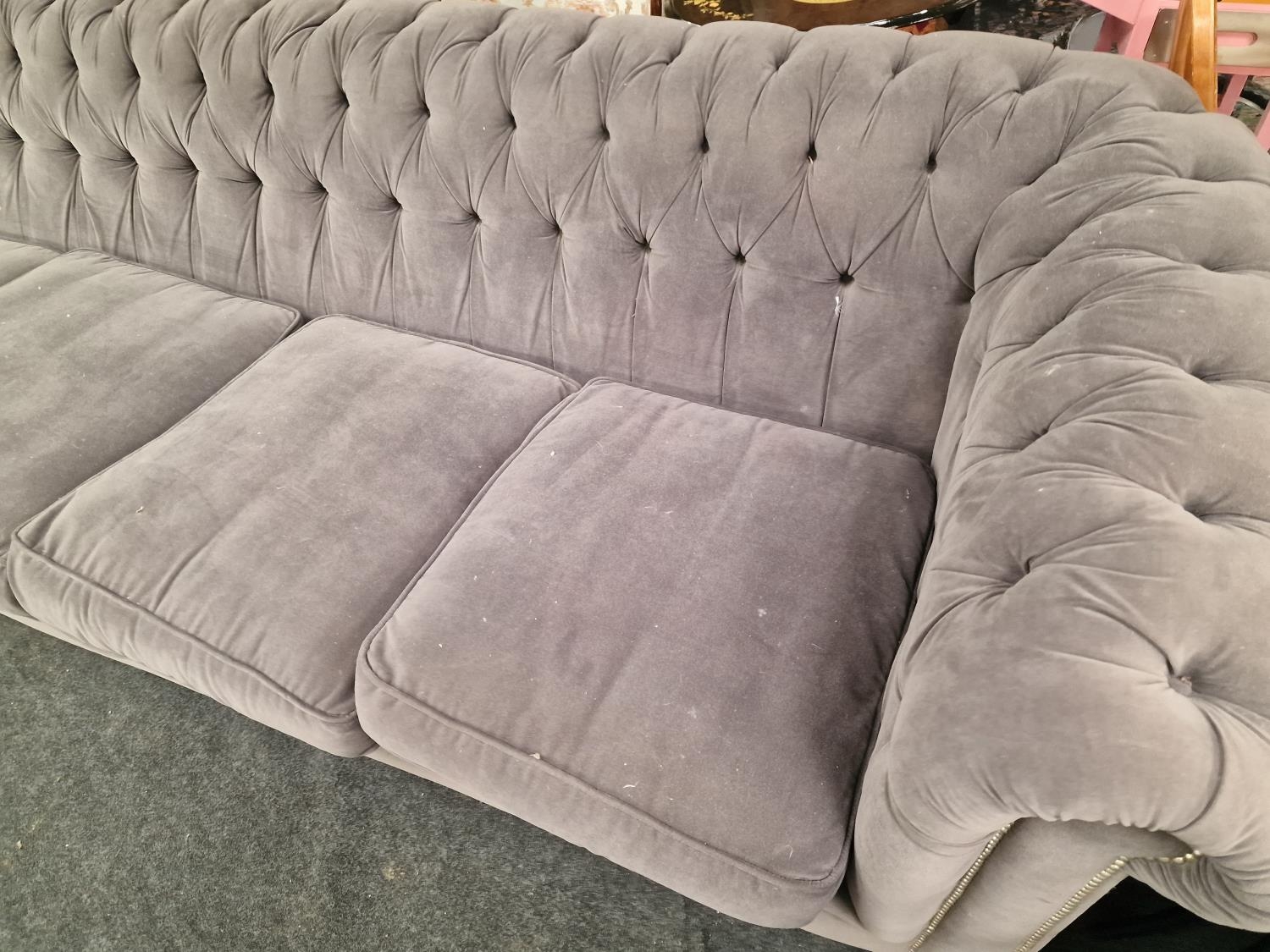 A superb 6+ seater button back chesterfield sofa covered in a grey velour material 90x350x100cm - Image 2 of 4