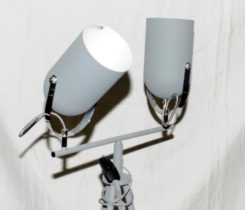 Pair of adjustable lamps on a tripod base. 115cms tall - Image 2 of 2