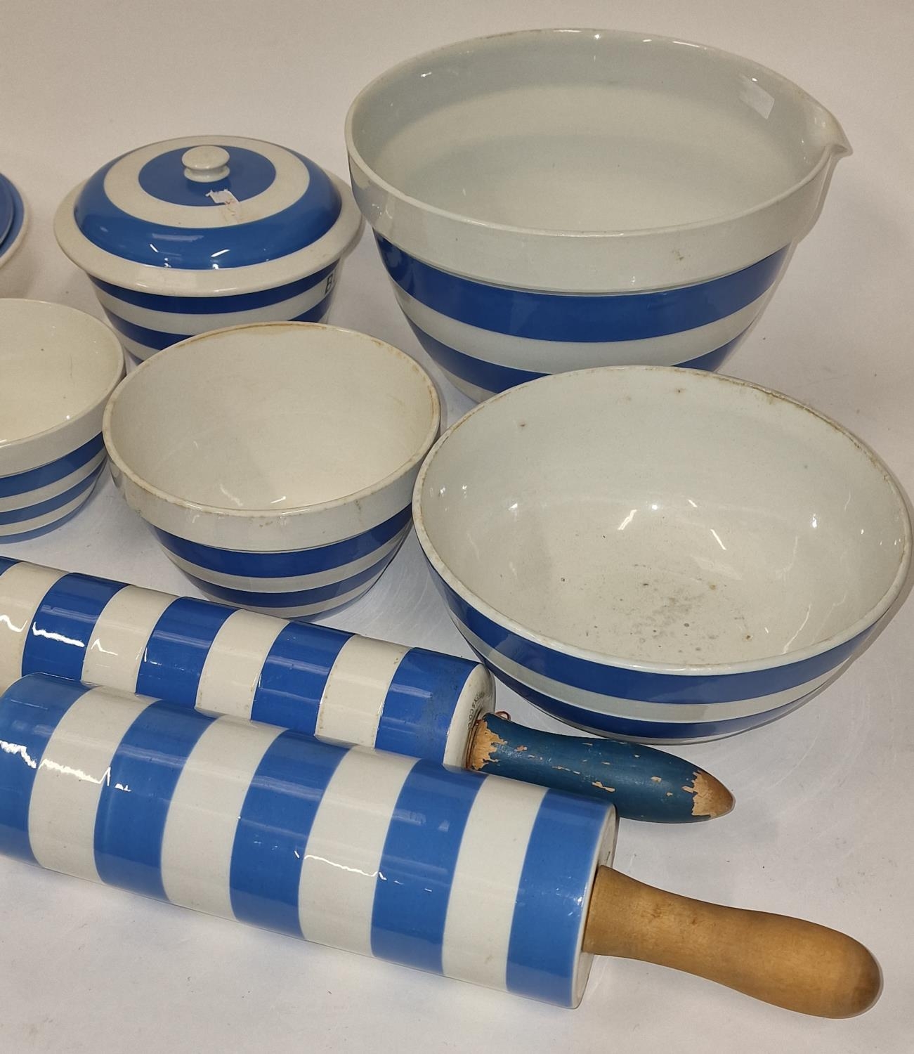 Collection of Cornish blue and white cooking ware to include T.G. Green & Co. Approx 15 pieces in - Image 2 of 6