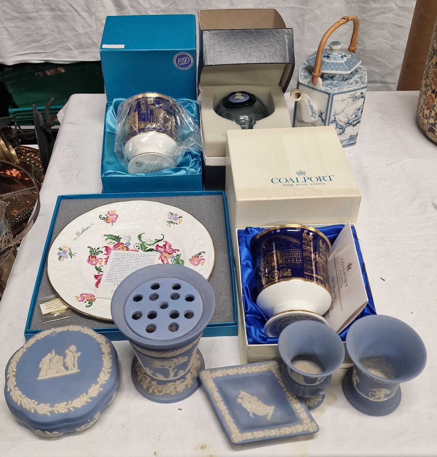 Mixed chinaware to include boxed Coalport and Wedgwood items.