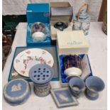 Mixed chinaware to include boxed Coalport and Wedgwood items.