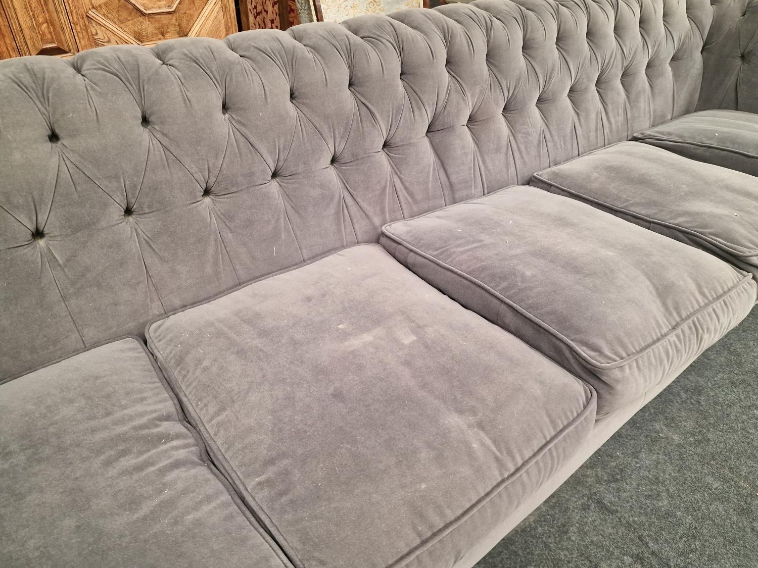 A superb 6+ seater button back chesterfield sofa covered in a grey velour material 90x350x100cm - Image 4 of 4