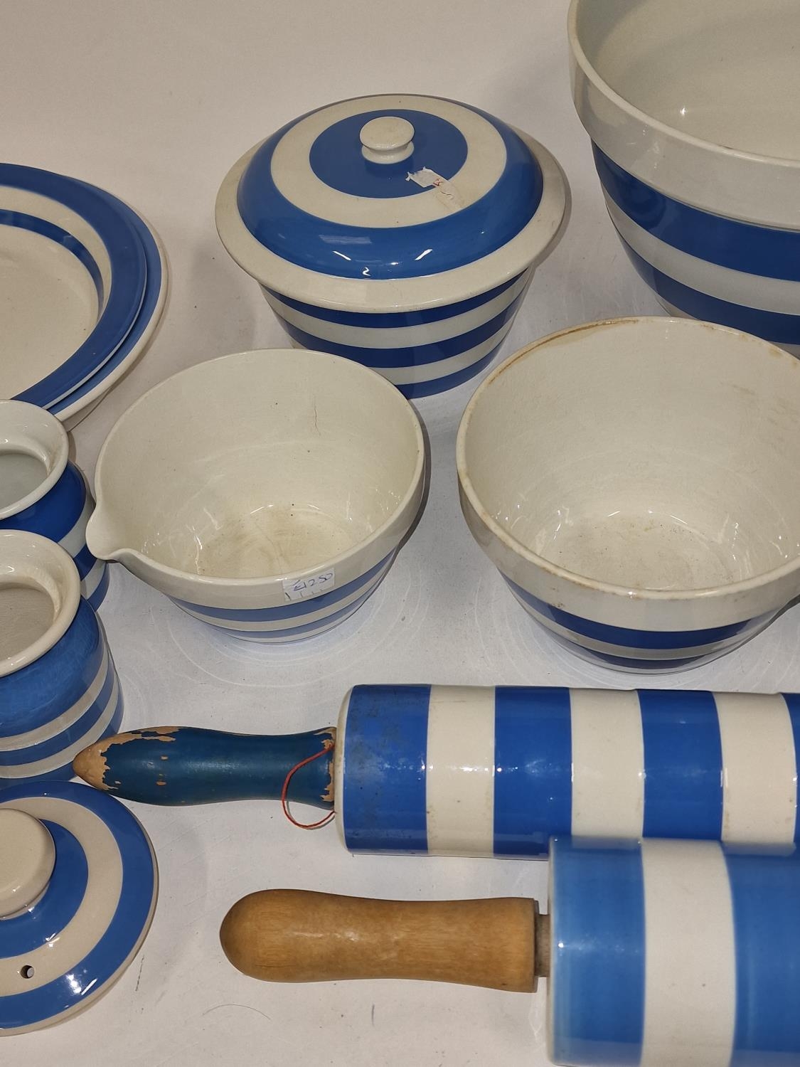 Collection of Cornish blue and white cooking ware to include T.G. Green & Co. Approx 15 pieces in - Image 4 of 6