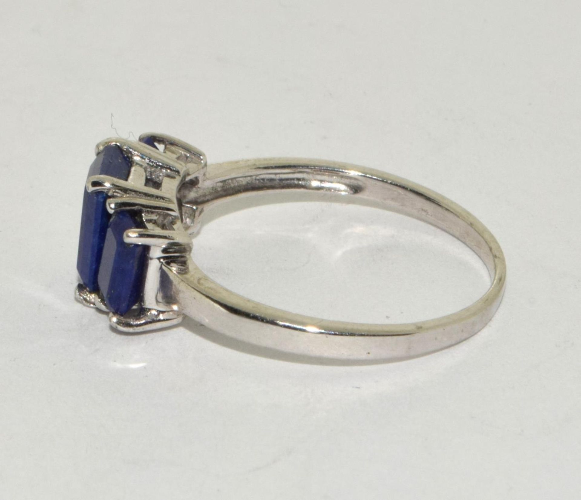 A 925 silver Lapis Lazuli stepped threes stone ring Size S - Image 2 of 3