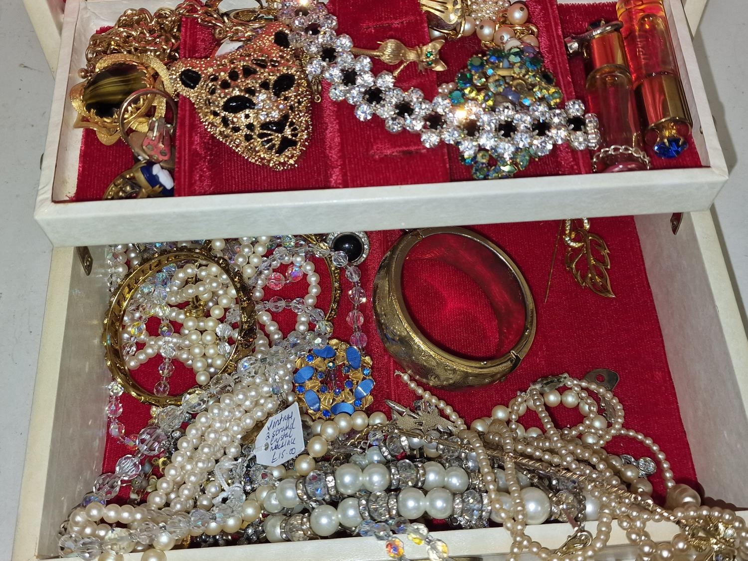 Collection of vintage costume jewellery in a box - Image 2 of 3