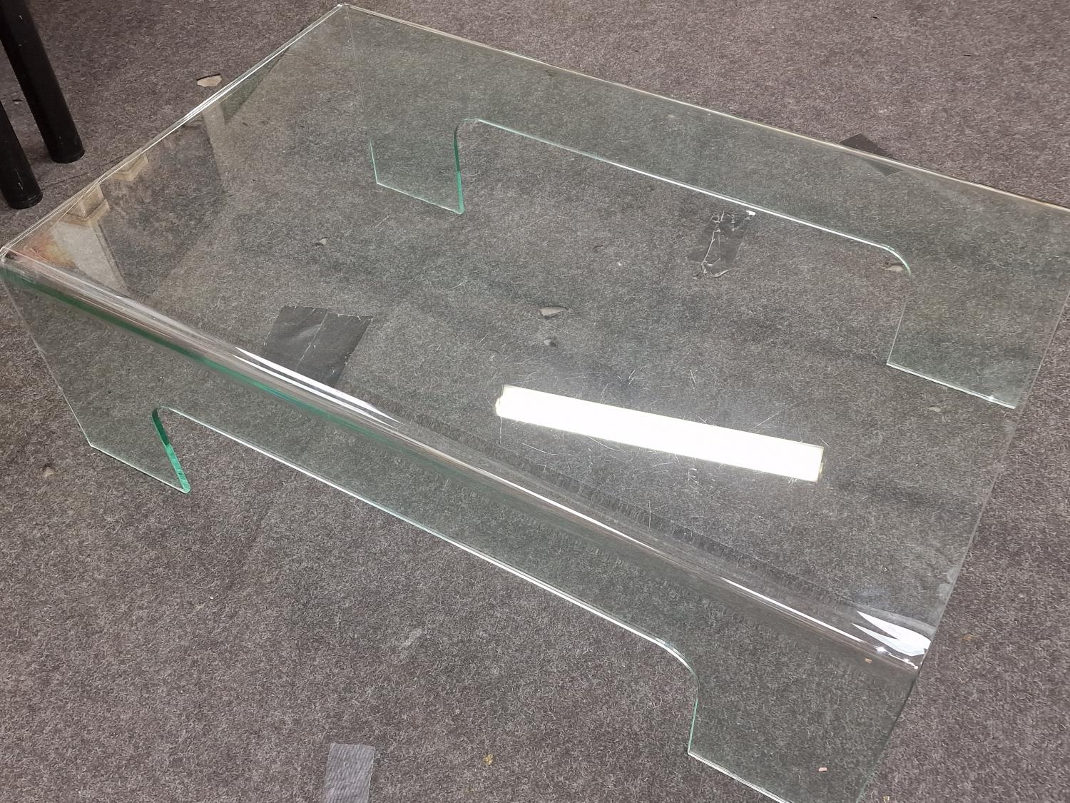 A modern glass coffee table. 35x110x65cm - Image 3 of 3