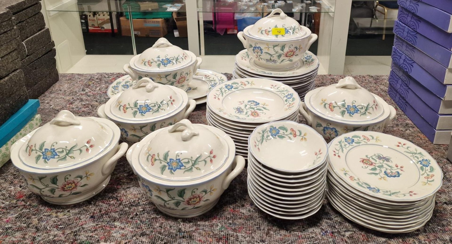 Villeroy & Boch "Delia" large porcelain dinner service for 12 place settings to include 6 Tureens,