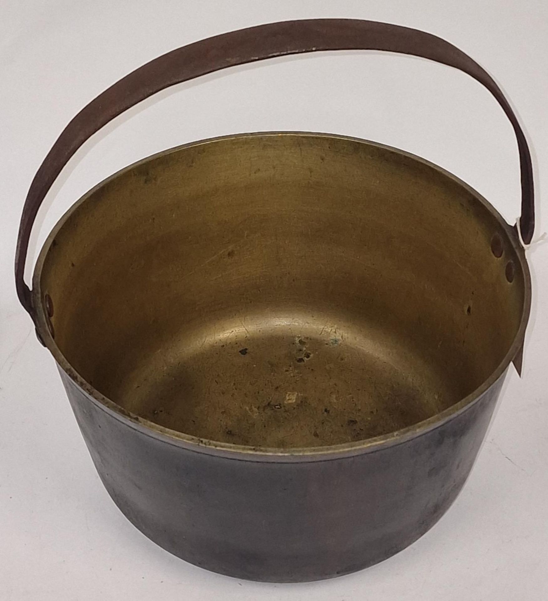 Antique heavy brass English preserving pan with fixed iron loop handle circa 1800's 32x29x15cm. - Image 2 of 3