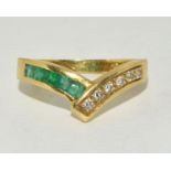 18ct gold ladies Emerald and Diamond wish bone ring 3.7g size M