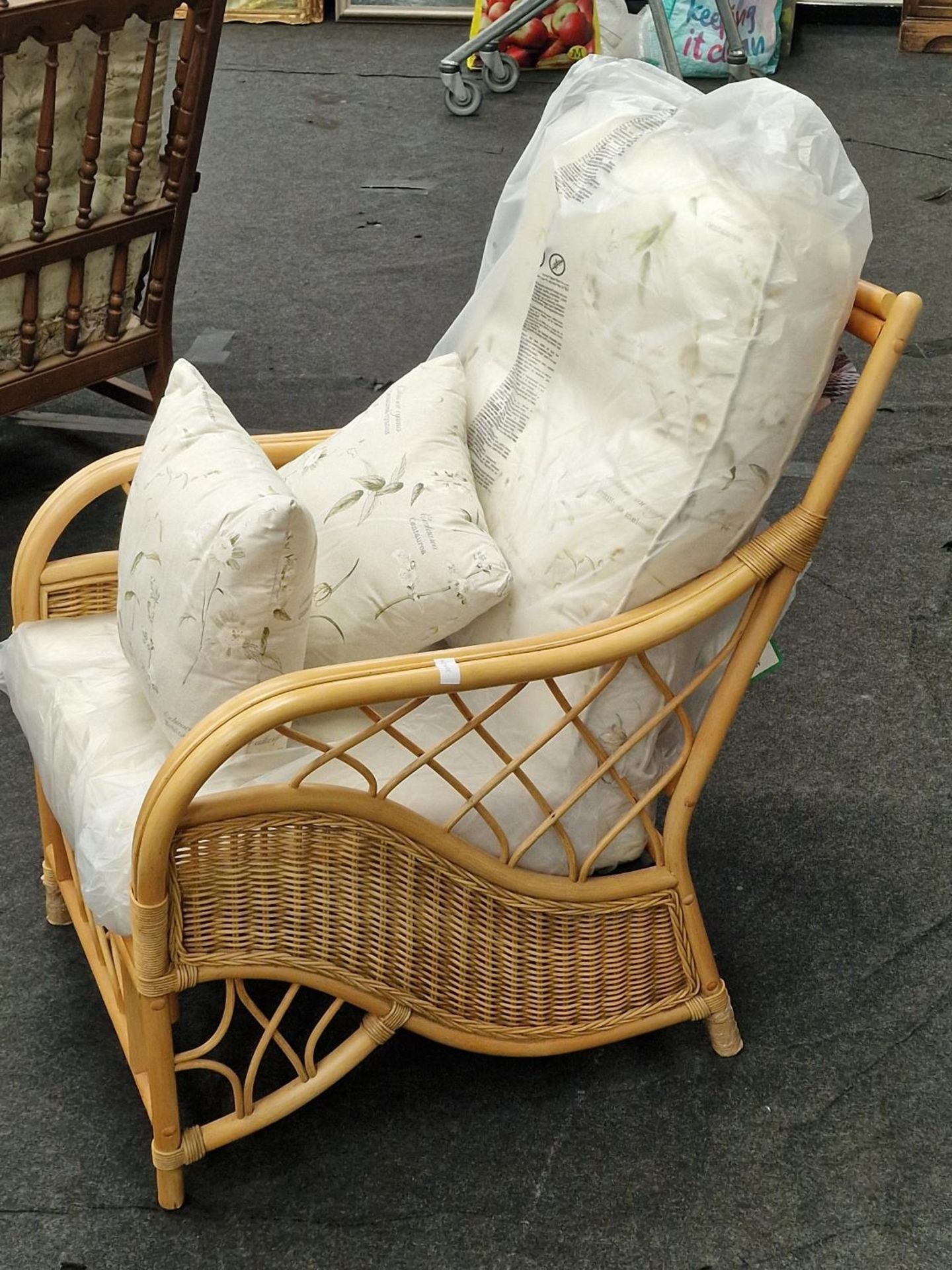 Cane conservatory chair with padded seating and two cushions to match 95x70x70cm - Image 2 of 2