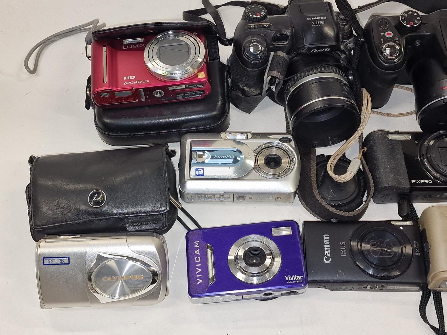 Collection of digital cameras to include vintage and modern examples. Not tested. - Image 2 of 3
