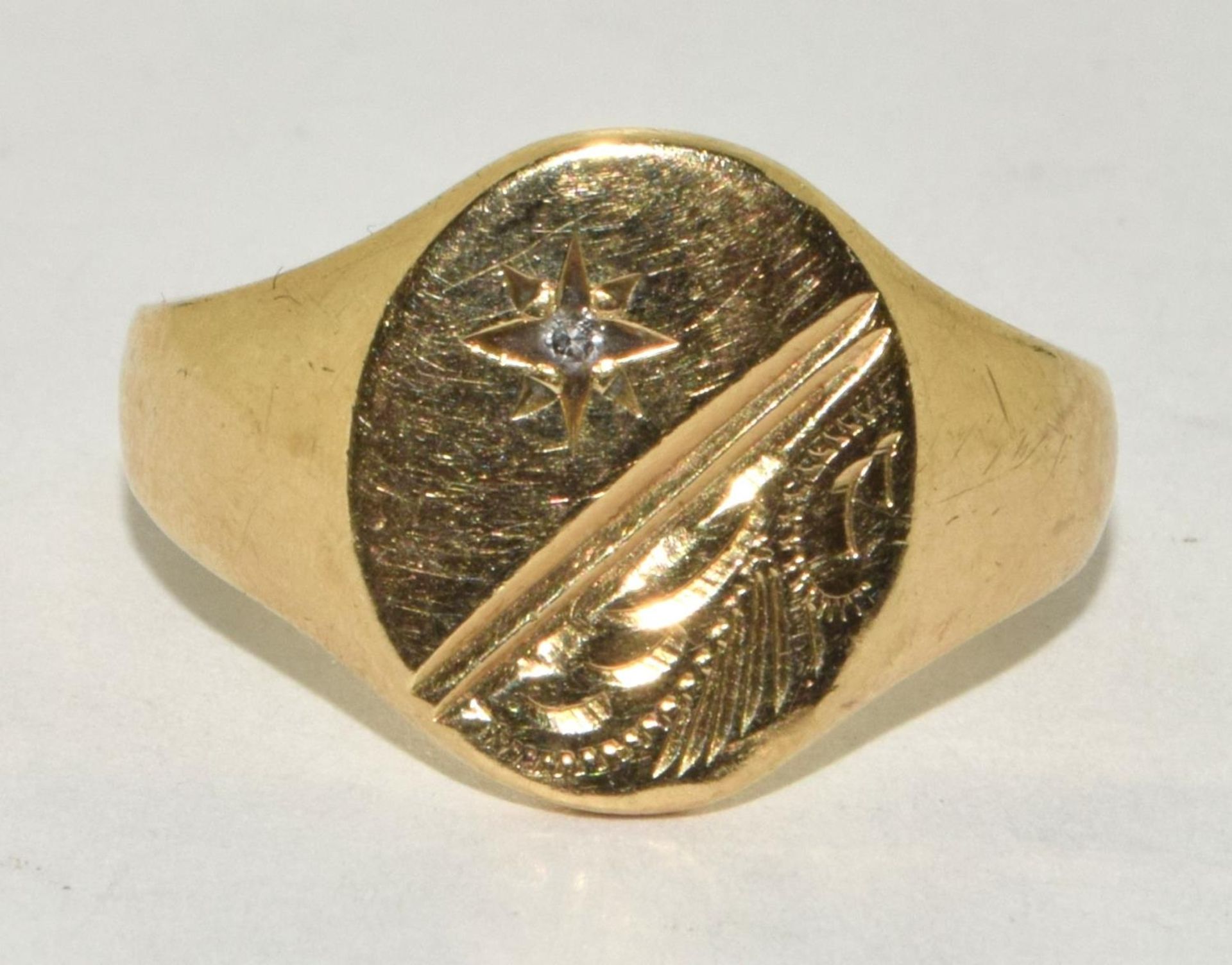 9ct gold gents signet ring with a Diamond set cartouche 5g size P