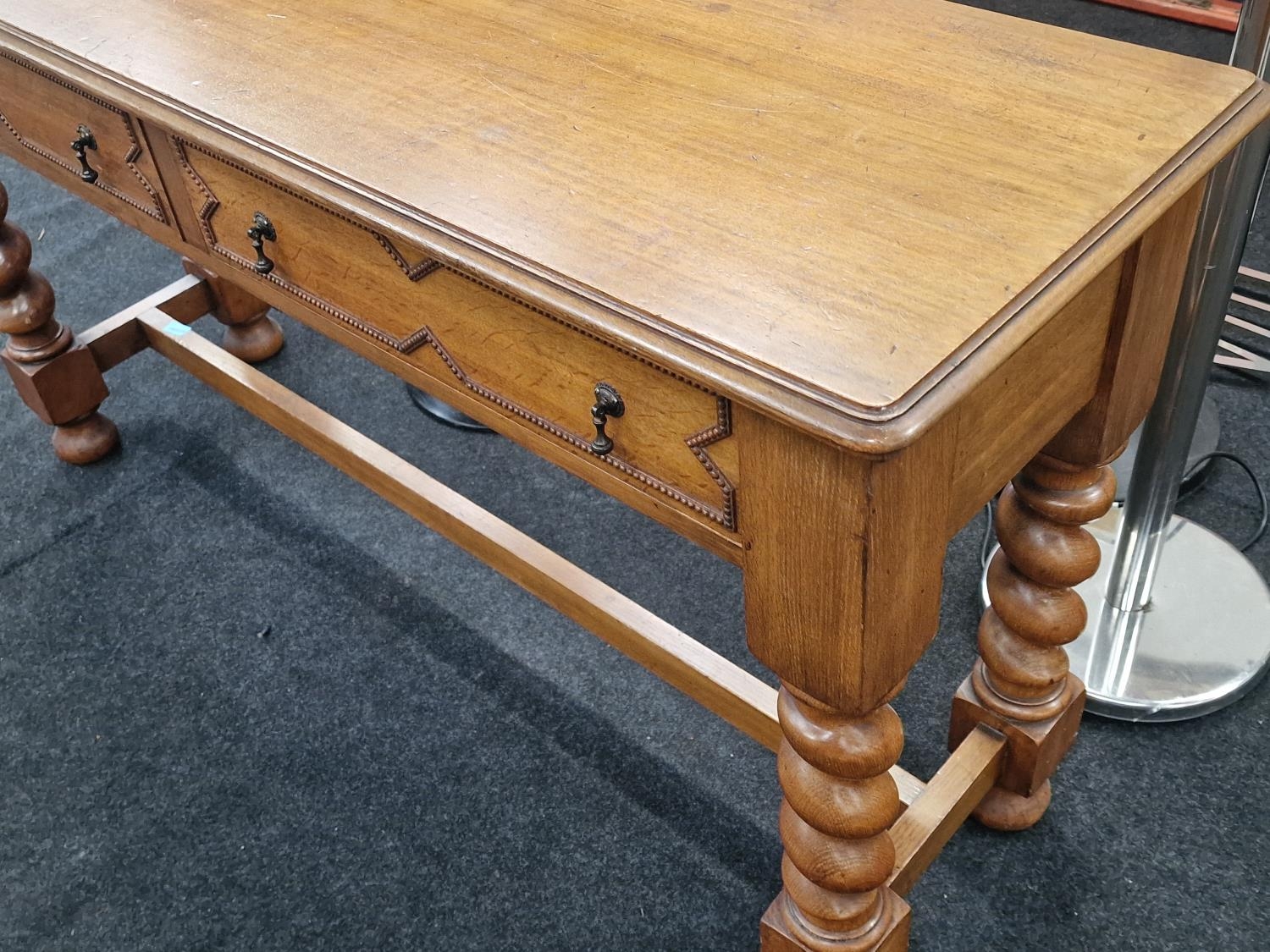 Large Mahogany Victorian hall console table standing on barley twist supports 80x150x45cm - Image 3 of 3