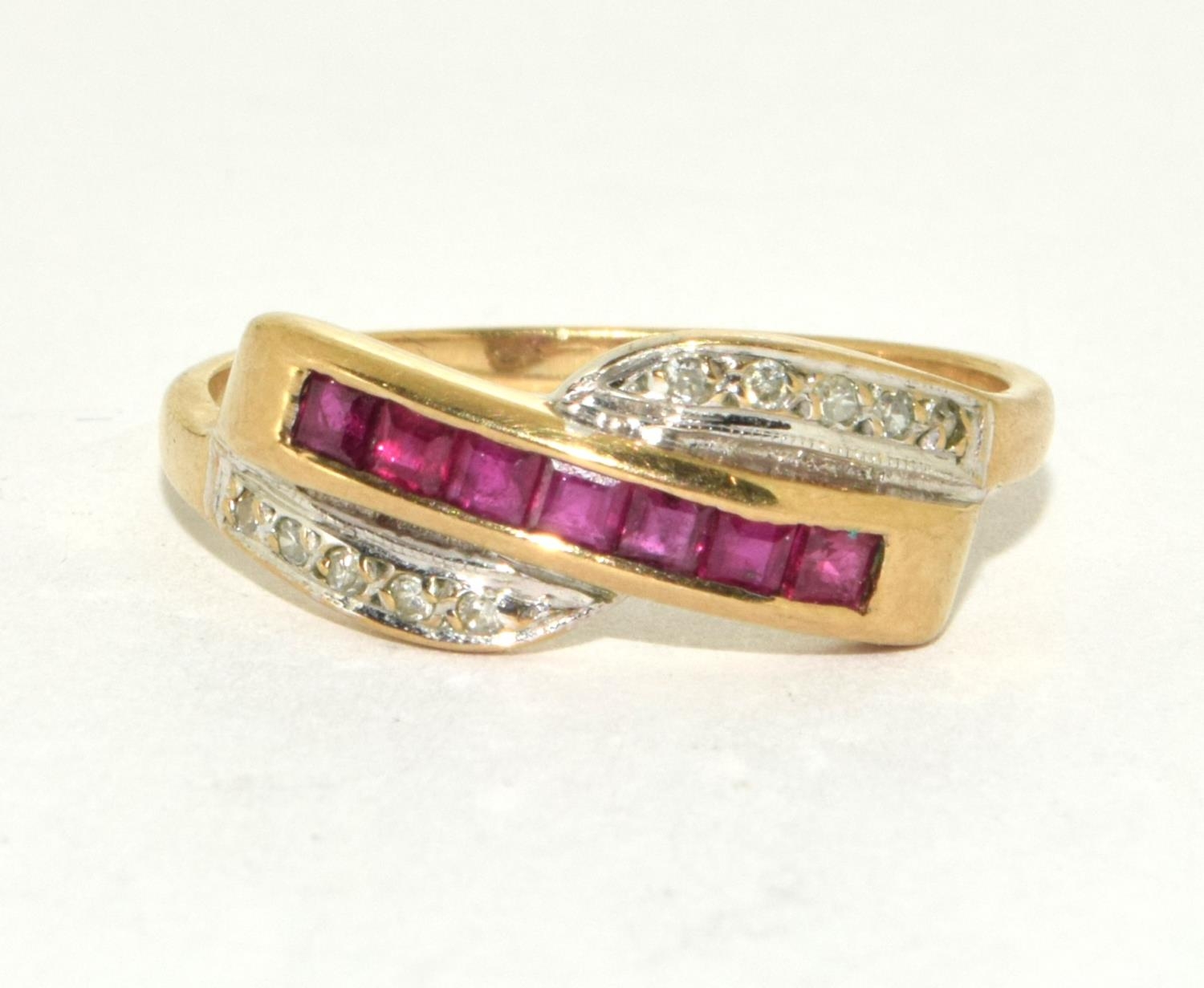 9ct gold ladies Diamond and Ruby cross over ring size R - Image 5 of 5